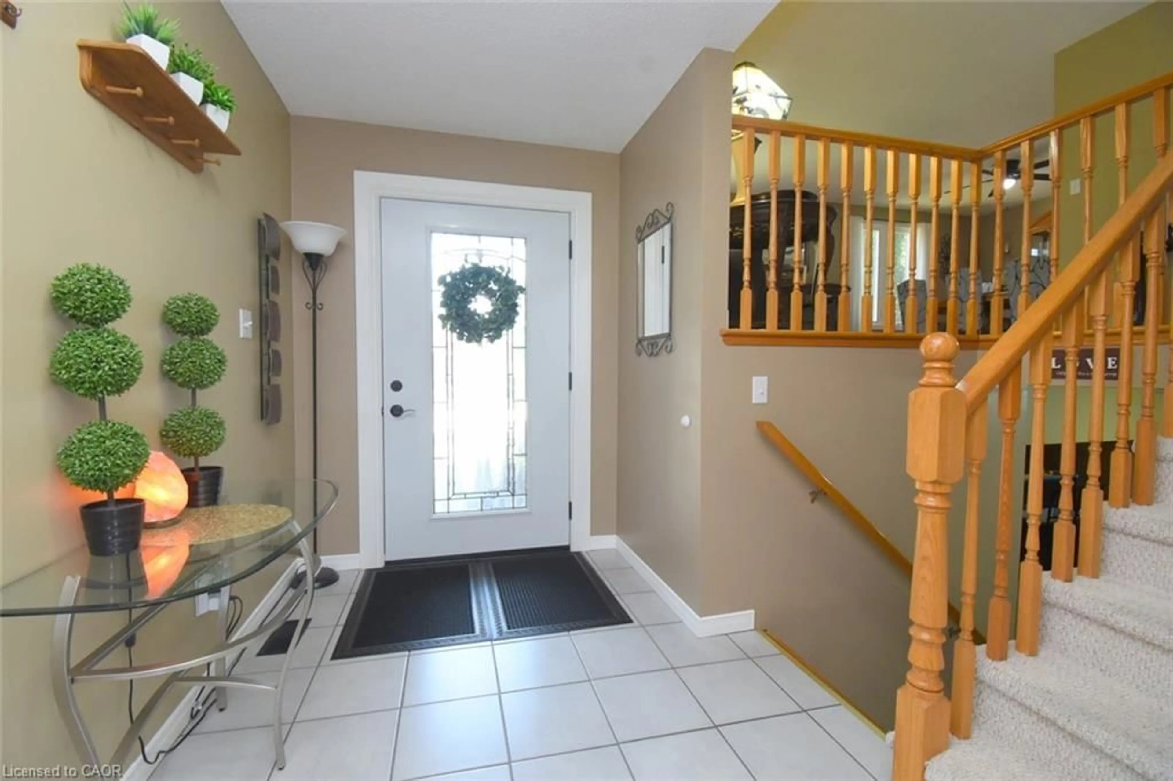 Indoor entryway for 24 Buchanan Dr, Caledonia Ontario N3W 1H1