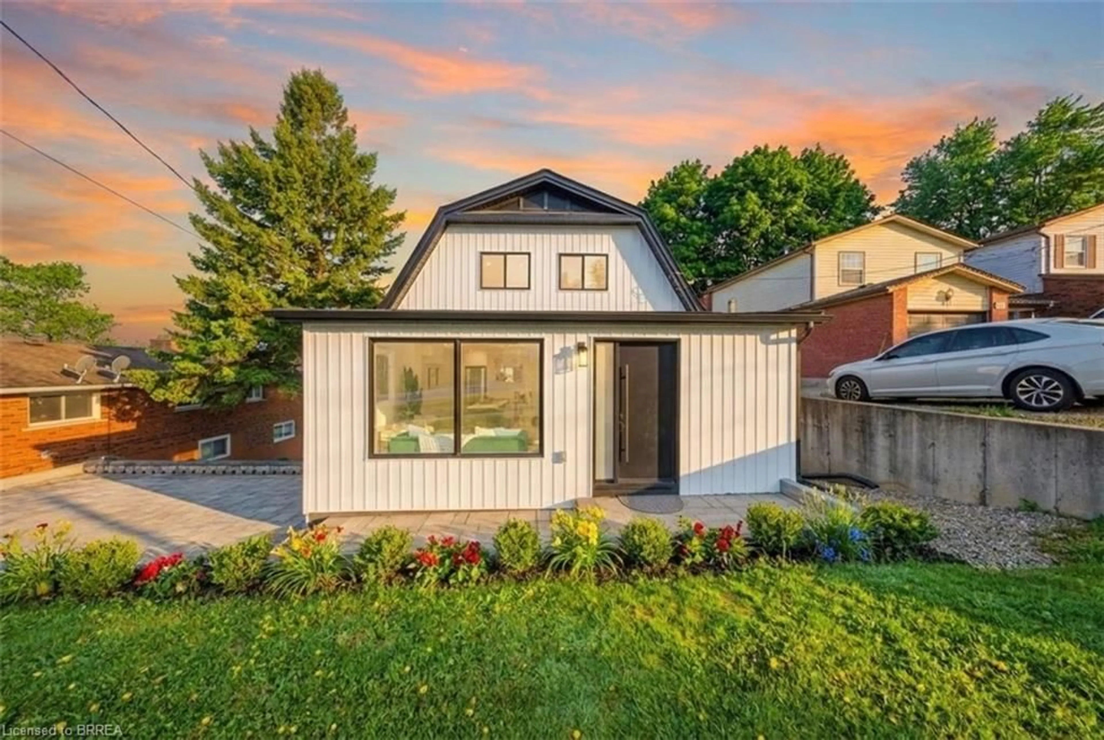 Home with vinyl exterior material, unknown for 23 Aberdeen St, Caledonia Ontario N3W 1C8