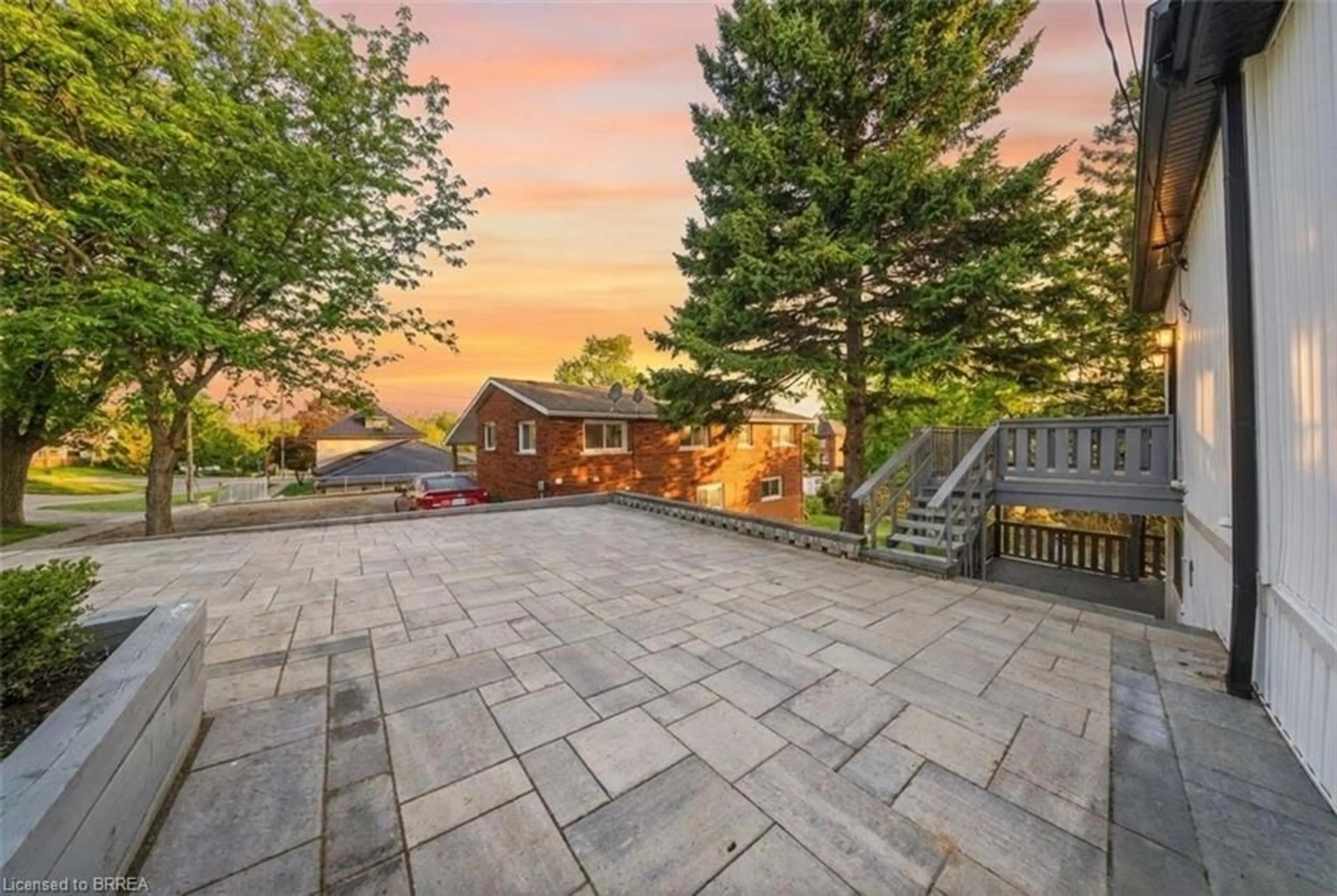 A pic from outside/outdoor area/front of a property/back of a property/a pic from drone, street for 23 Aberdeen St, Caledonia Ontario N3W 1C8
