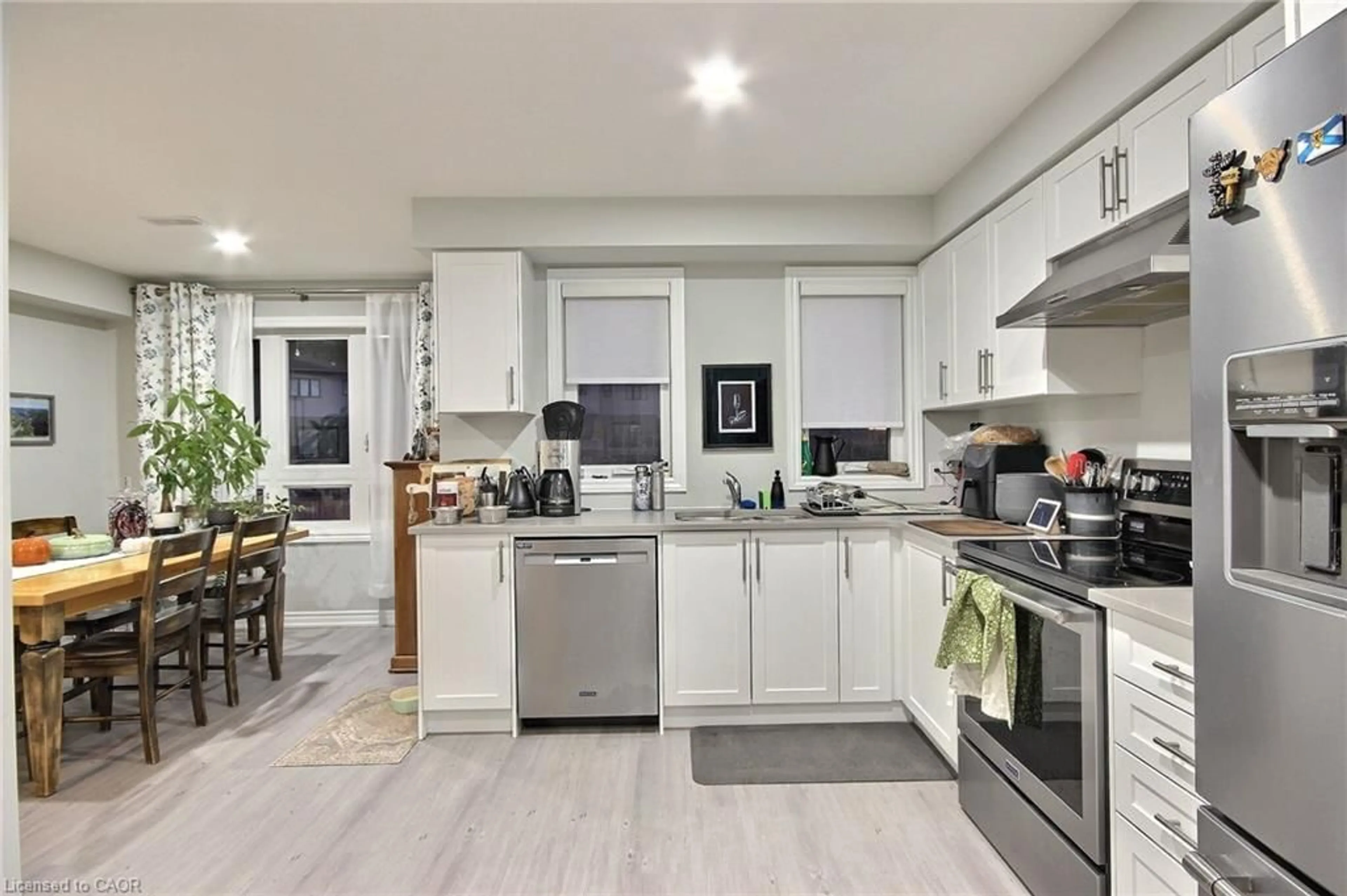 Open concept kitchen, ceramic/tile floor for 287 Chapel Hill Dr, Kitchener Ontario N2R 0S4
