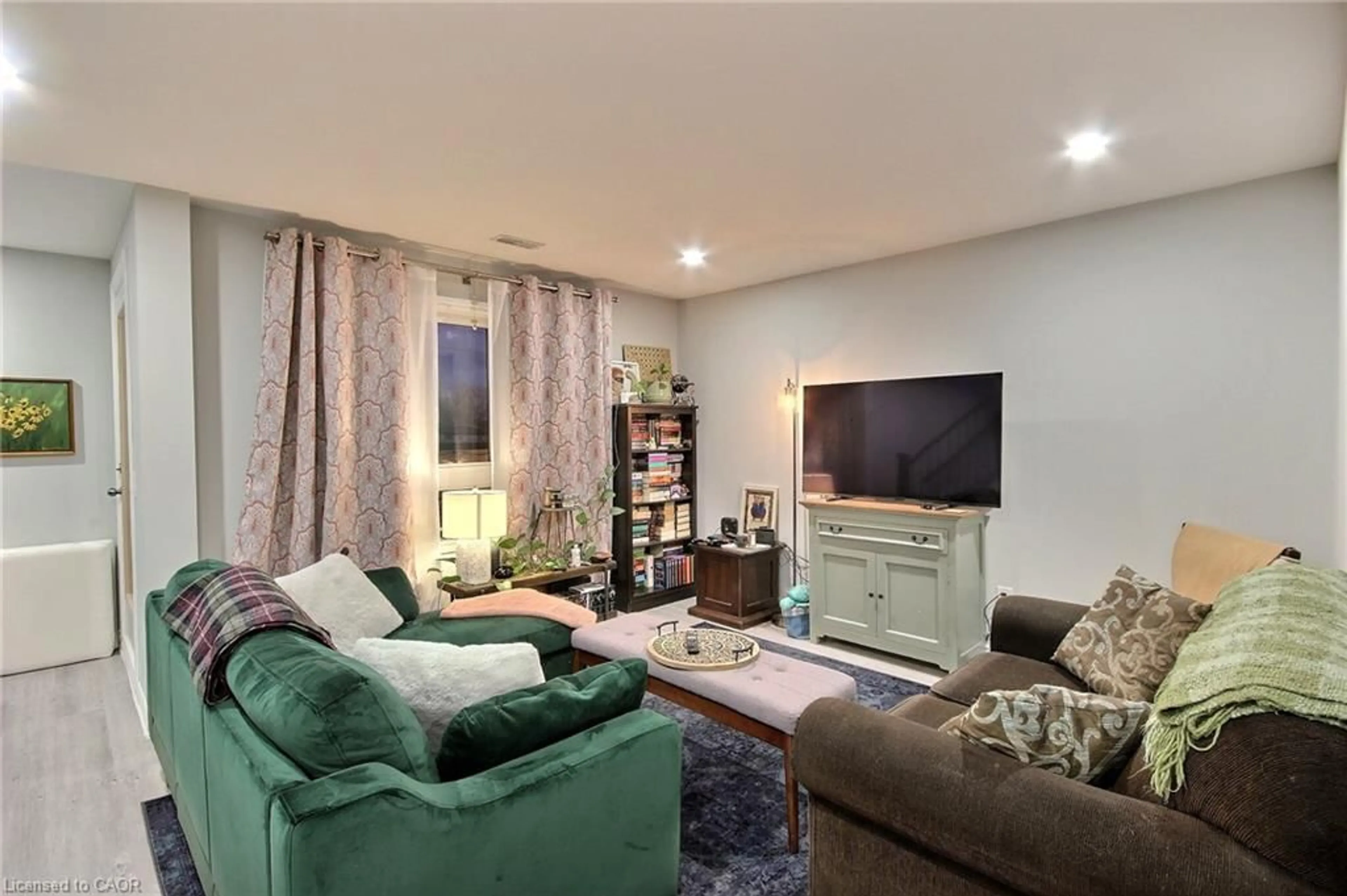 Living room with furniture, unknown for 287 Chapel Hill Dr, Kitchener Ontario N2R 0S4