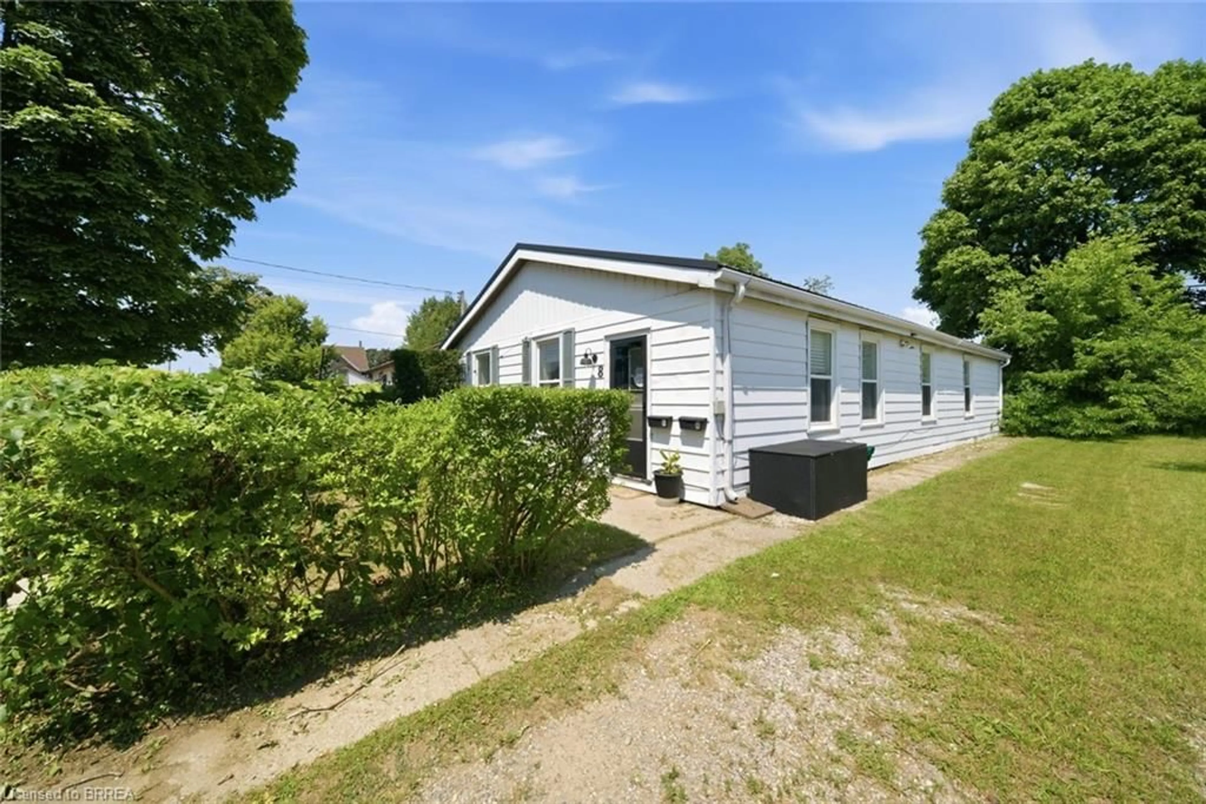 A pic from outside/outdoor area/front of a property/back of a property/a pic from drone, building for 8 Russell St, Brantford Ontario N3R 1Y7