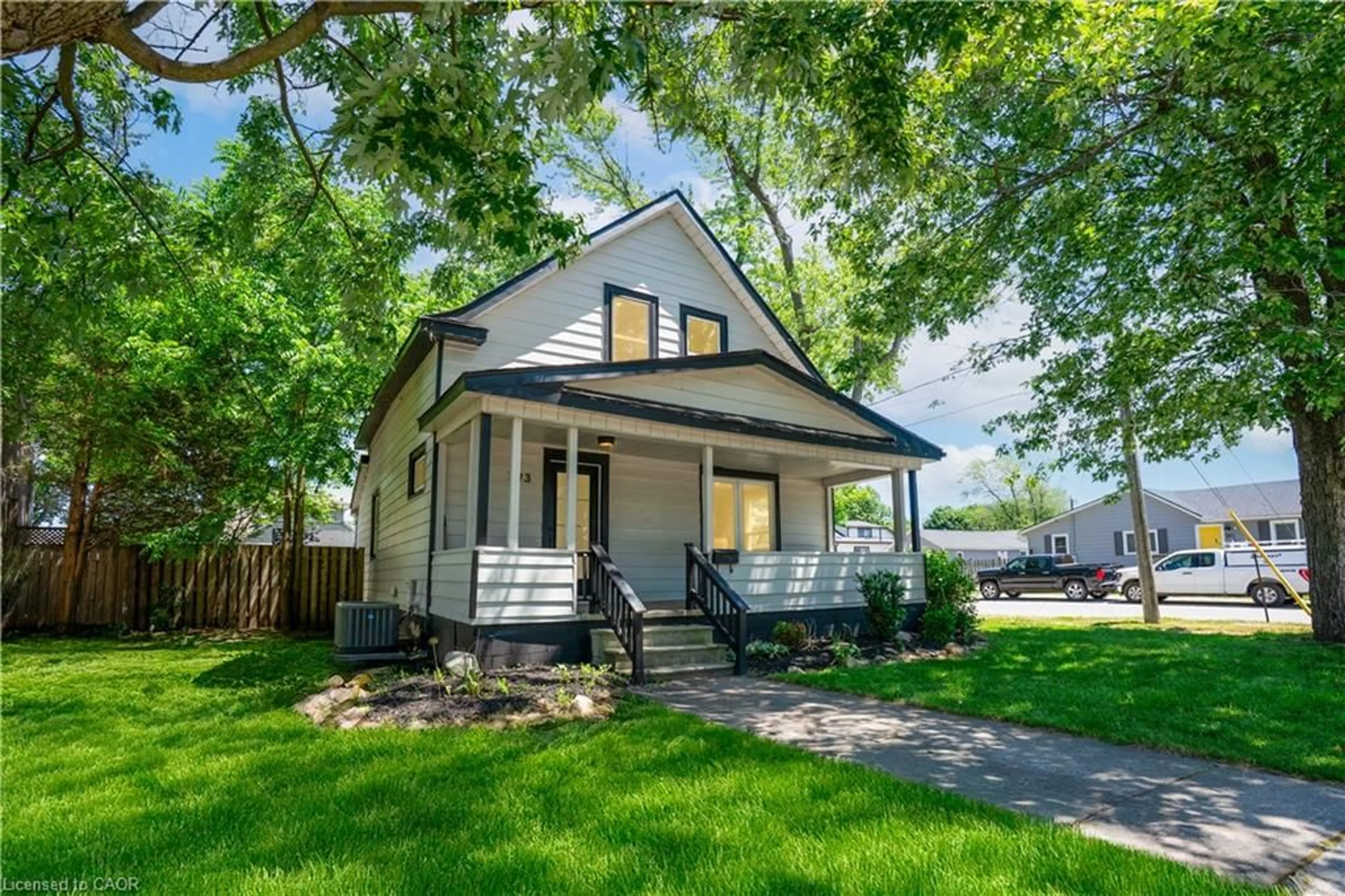 Home with vinyl exterior material, street for 793 Steele St, Port Colborne Ontario L3K 4Z5