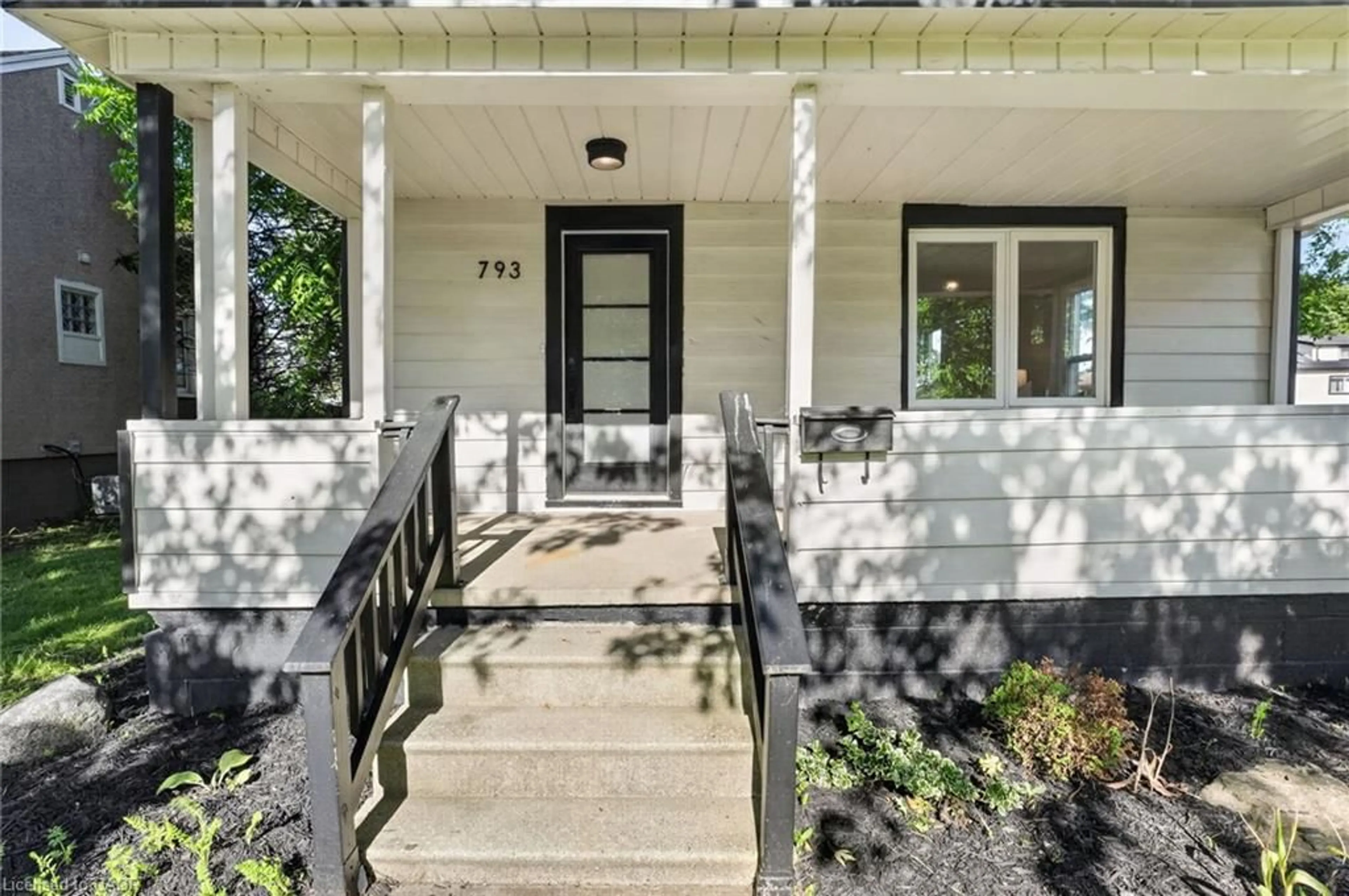 Indoor entryway for 793 Steele St, Port Colborne Ontario L3K 4Z5