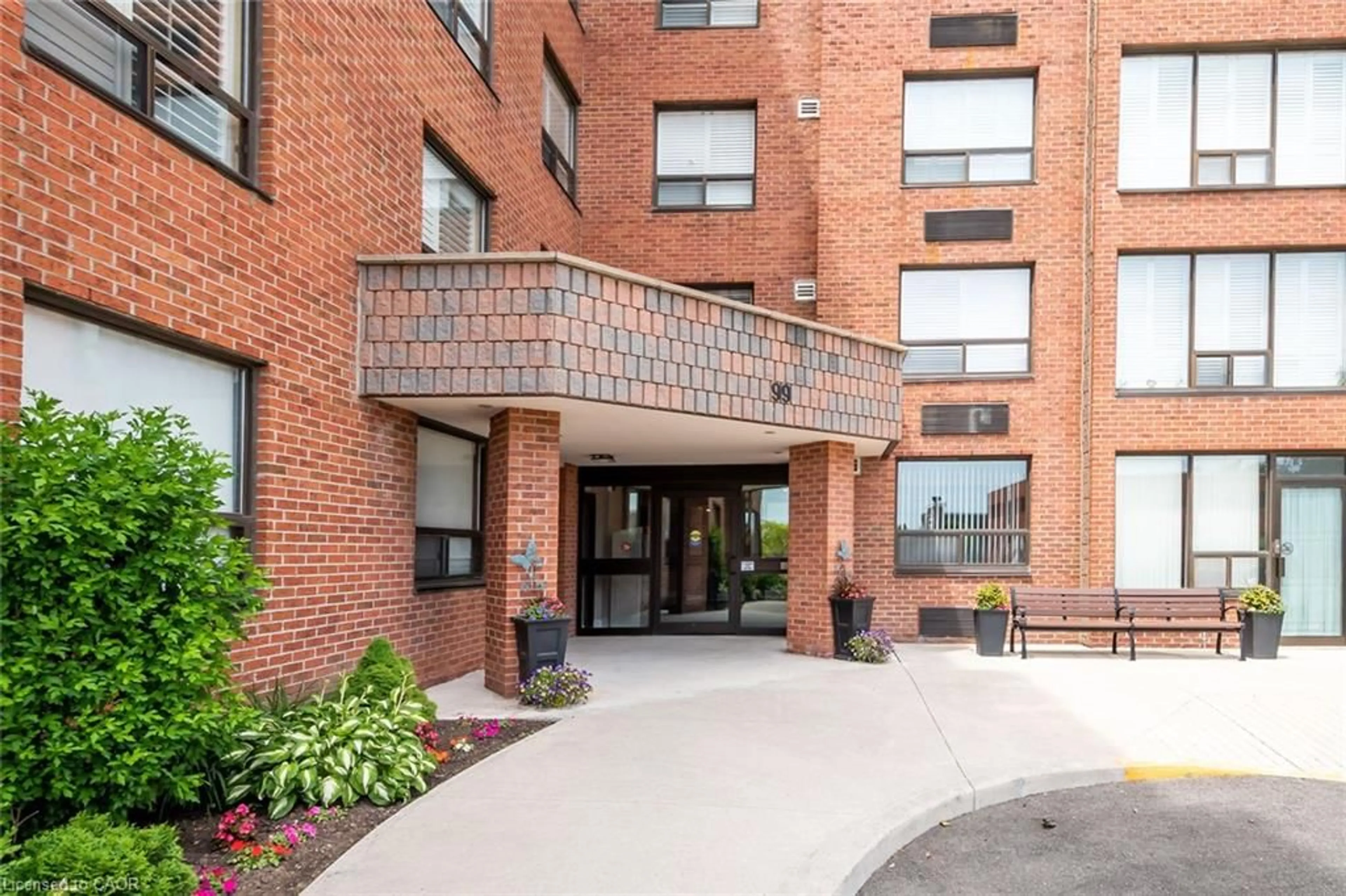 Indoor foyer for 99 Donn Ave #403, Stoney Creek Ontario L8E 4Z9