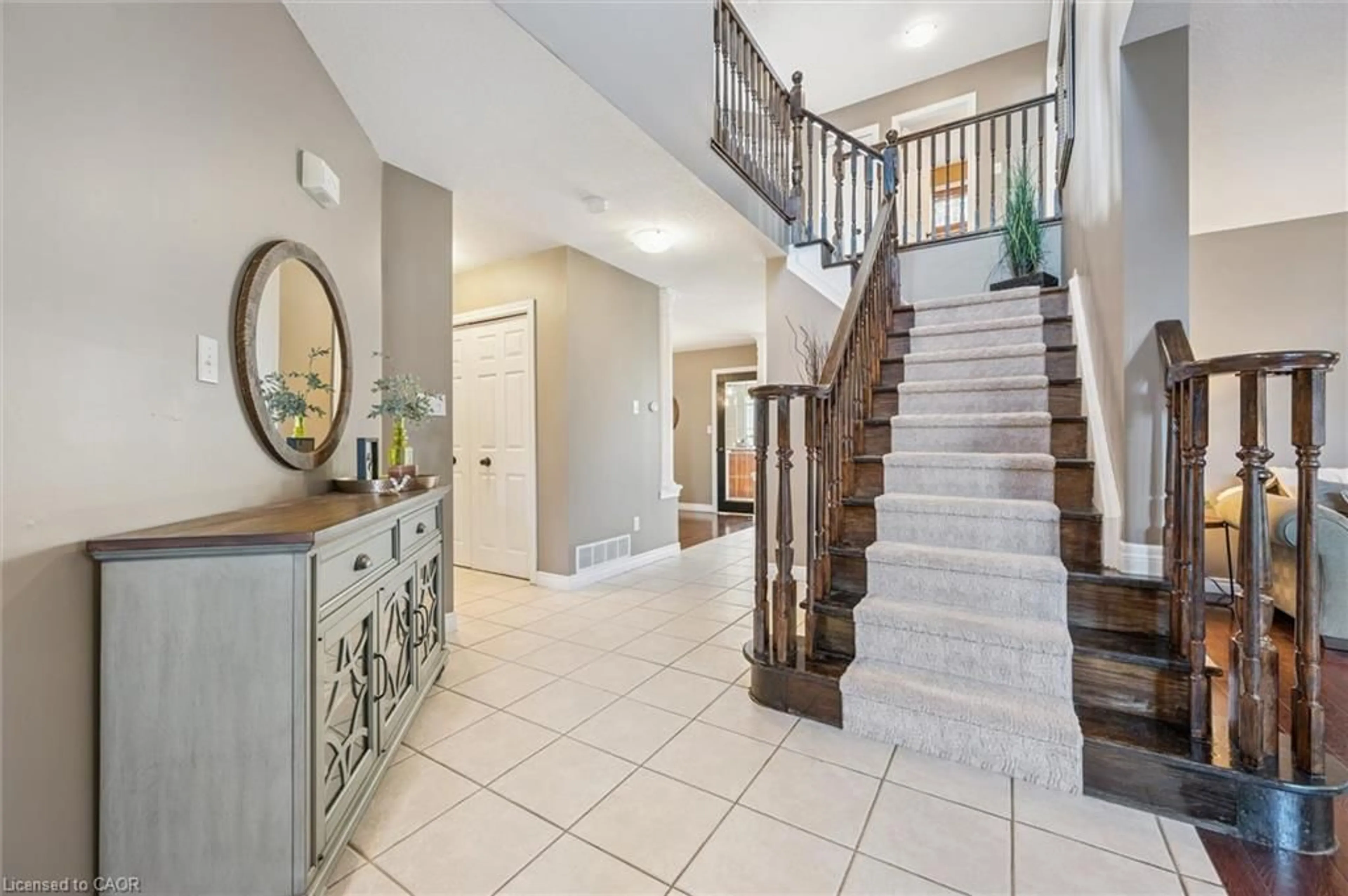 Indoor entryway for 7 Hearthbridge St, Kitchener Ontario N2R 1L5