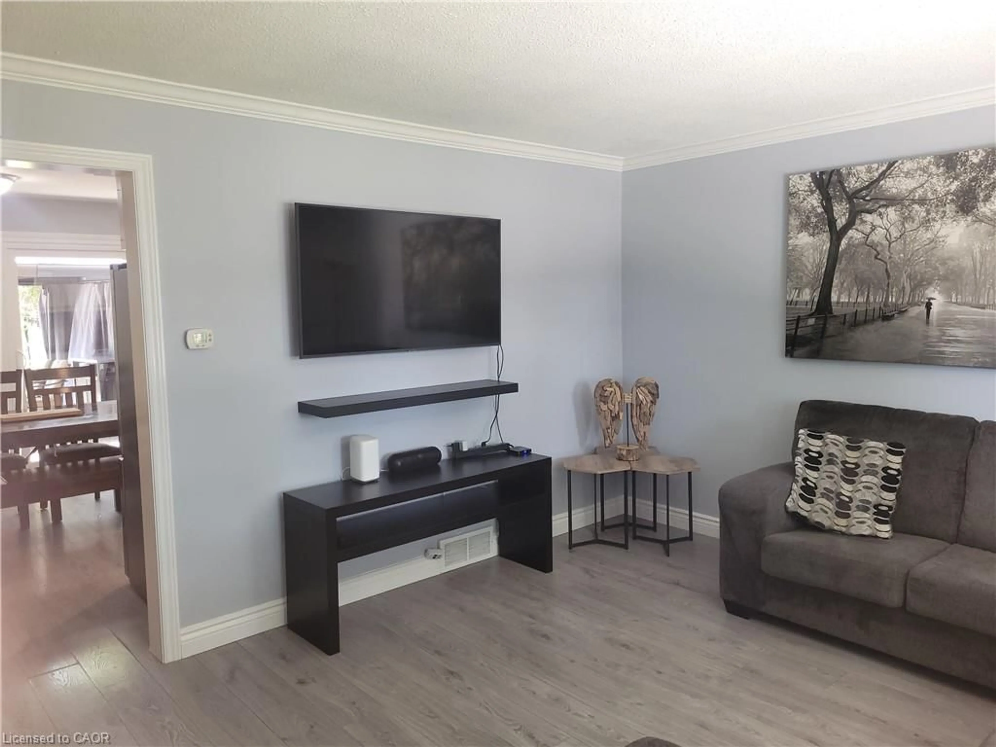 Living room with furniture, wood/laminate floor for 23 Bentley Pl, Hamilton Ontario L9C 2R5