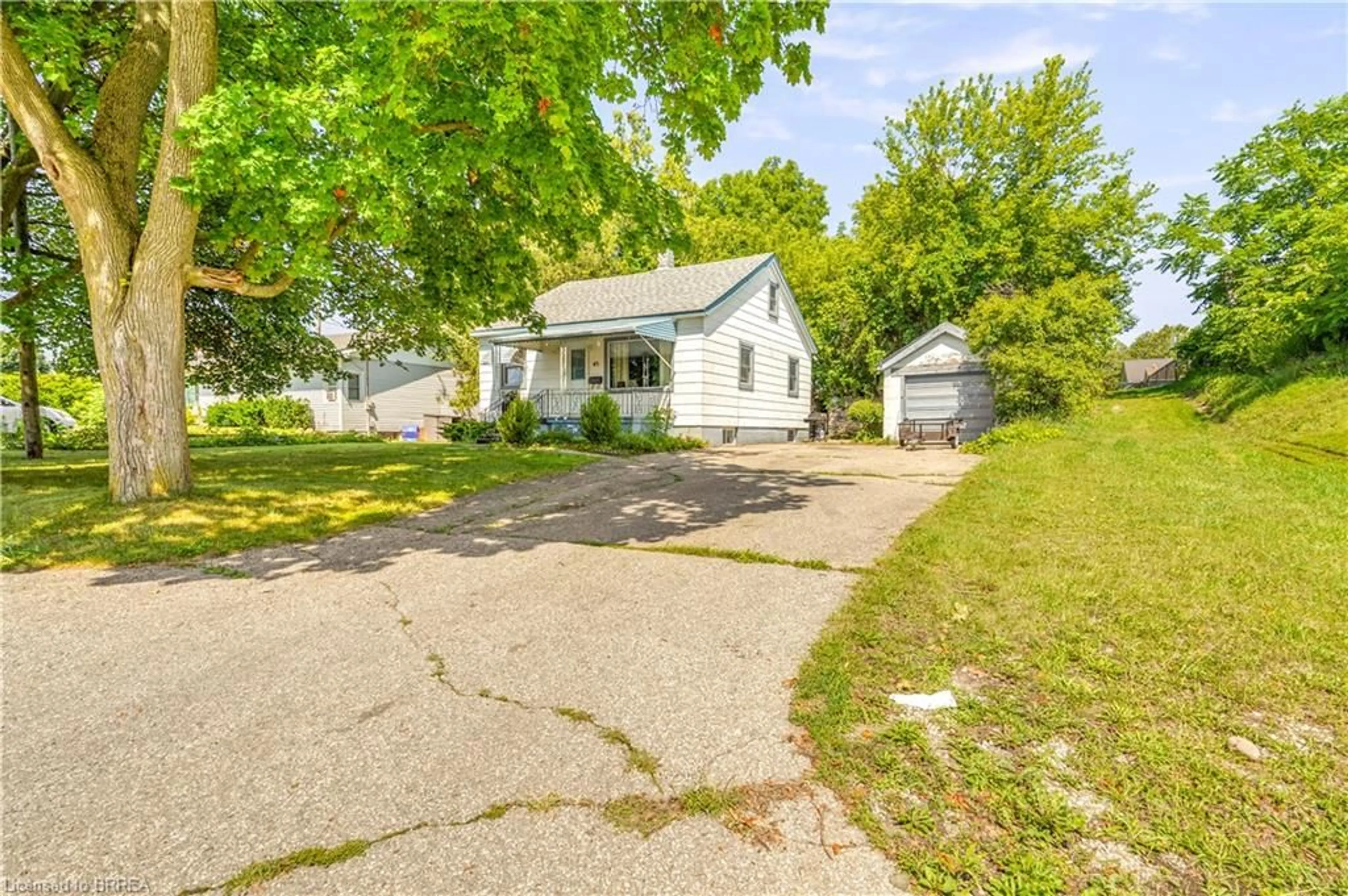 A pic from outside/outdoor area/front of a property/back of a property/a pic from drone, street for 45 Wellington St, Paris Ontario N3L 1T2