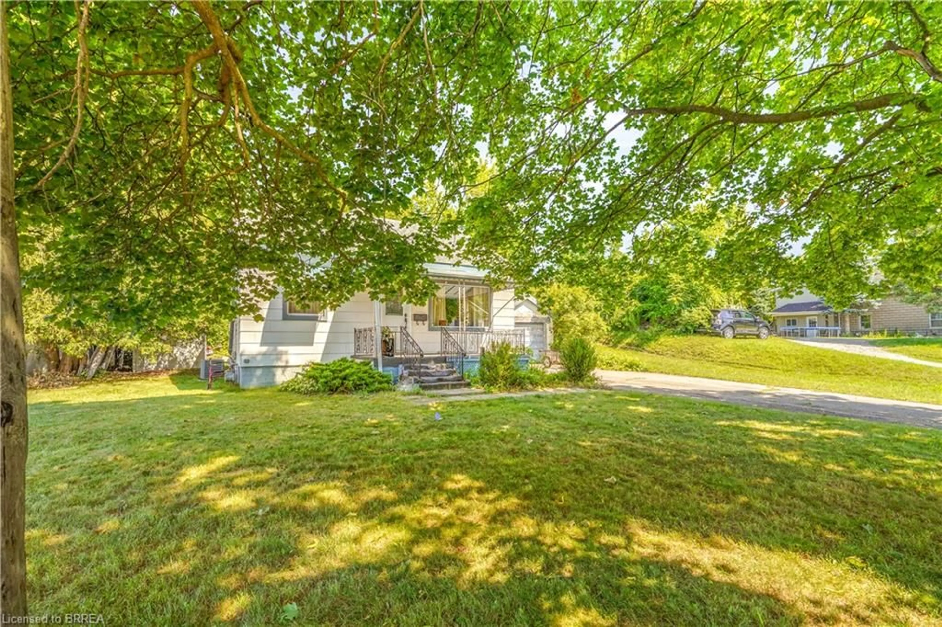 A pic from outside/outdoor area/front of a property/back of a property/a pic from drone, street for 45 Wellington St, Paris Ontario N3L 1T2