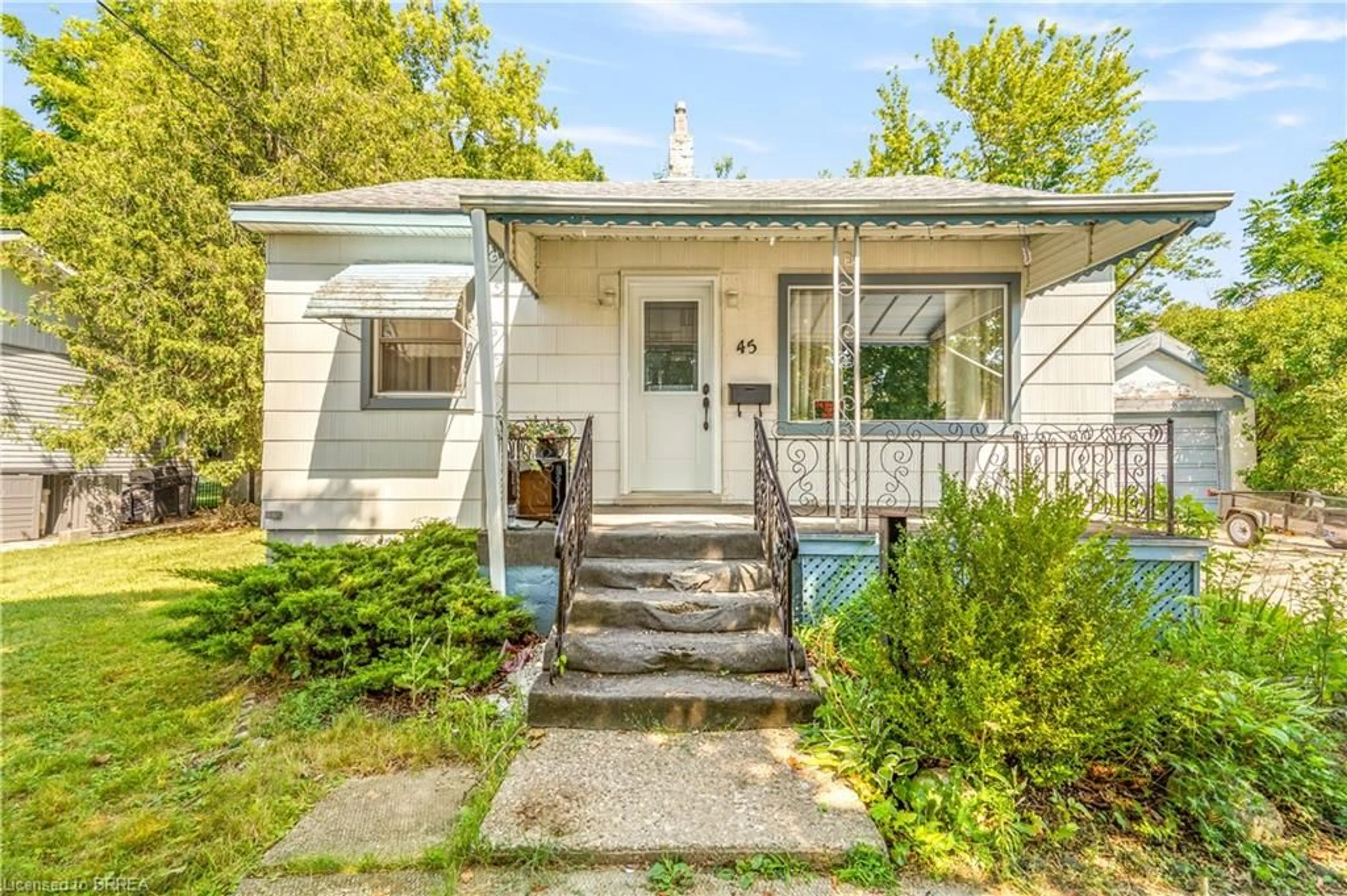 Home with vinyl exterior material, street for 45 Wellington St, Paris Ontario N3L 1T2