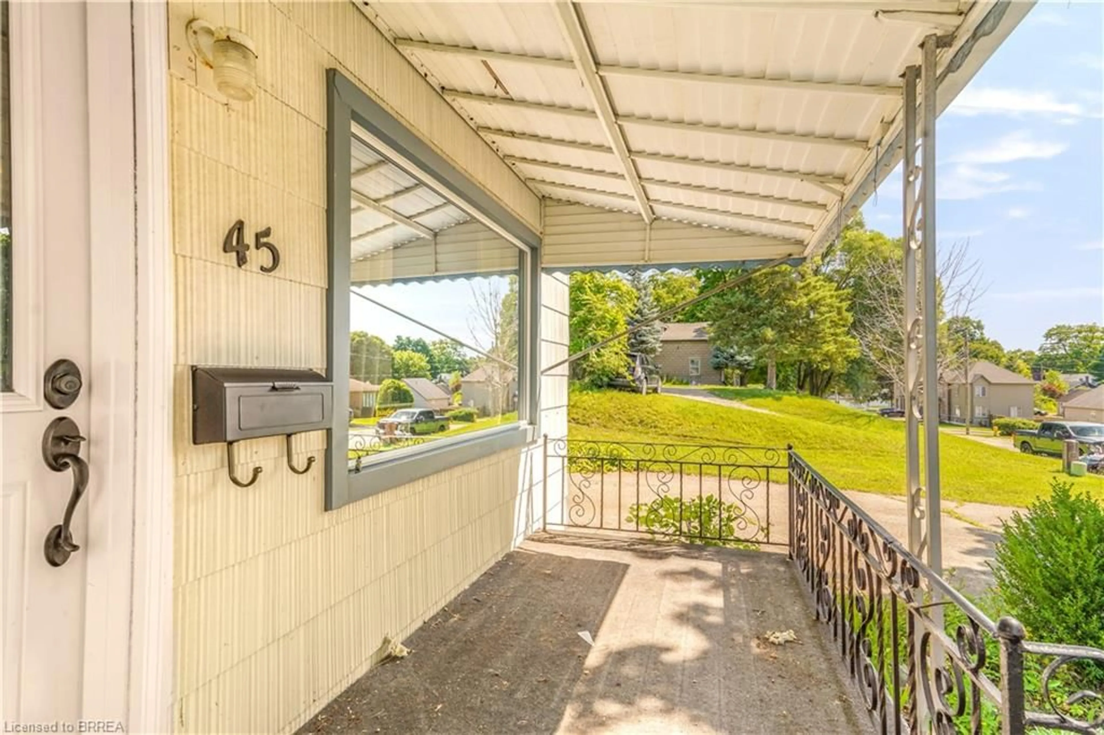 Patio, street for 45 Wellington St, Paris Ontario N3L 1T2