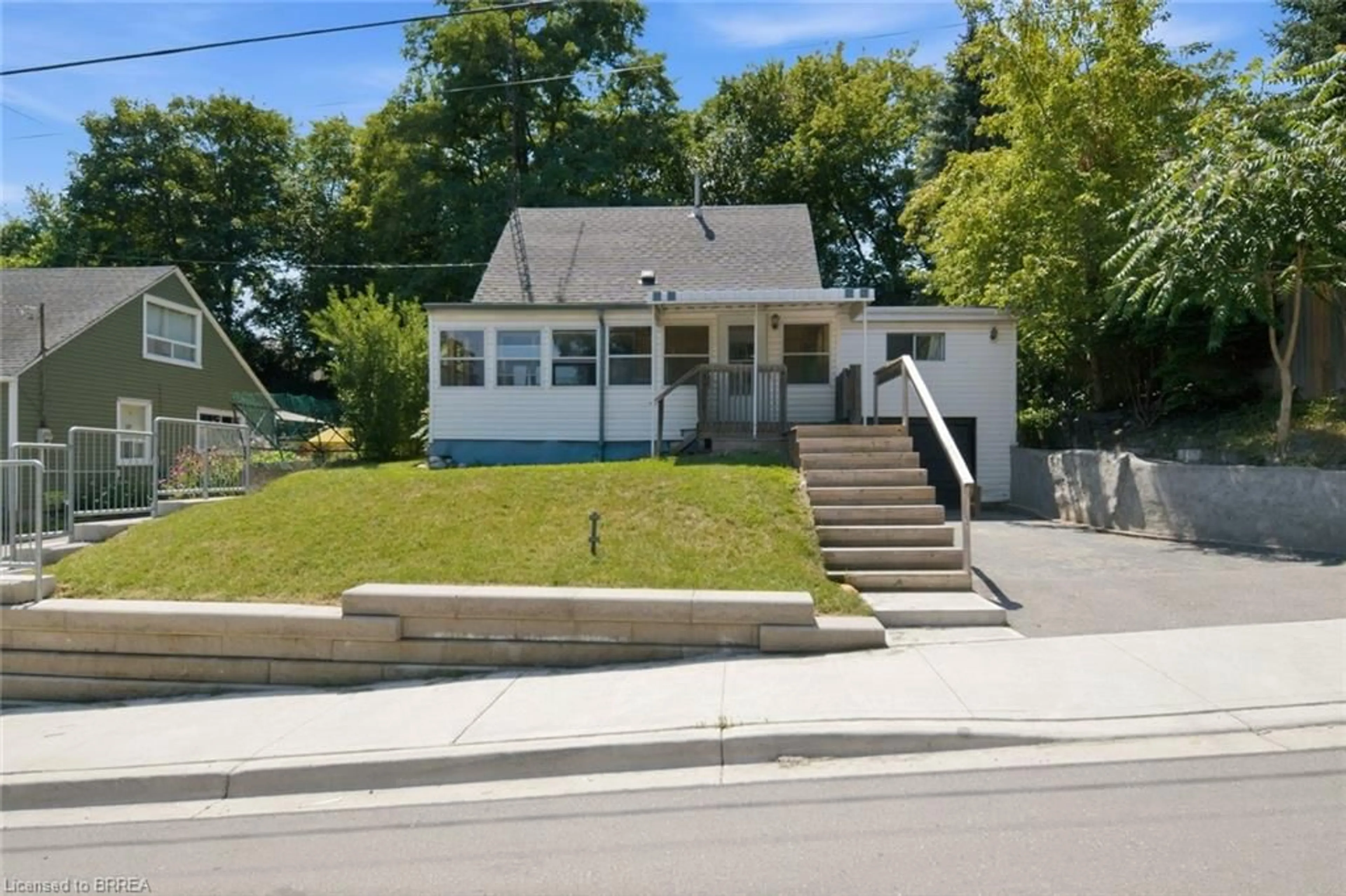 Home with vinyl exterior material, street for 42 Dundas St, Brantford Ontario N3R 1R5