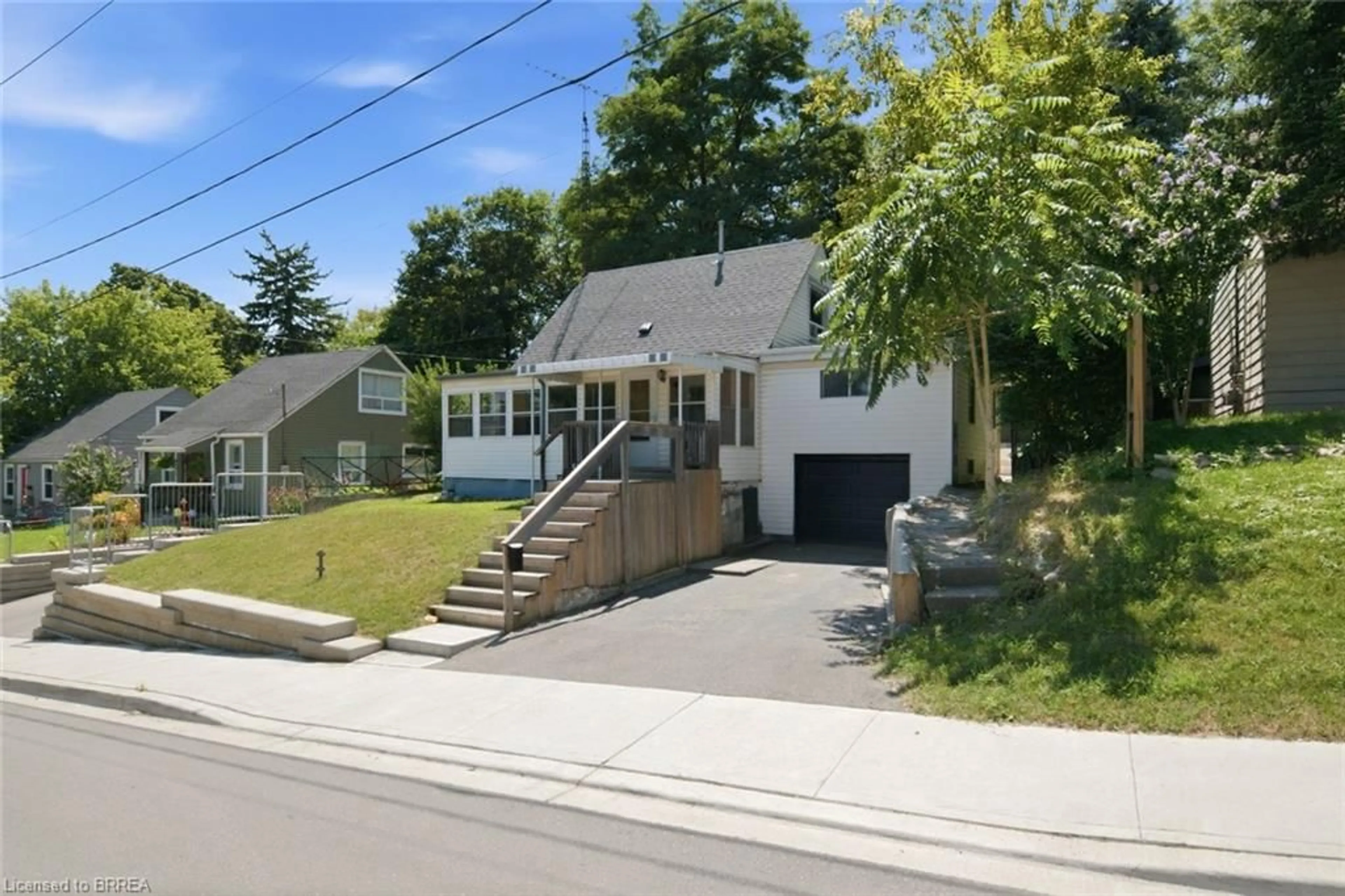 A pic from outside/outdoor area/front of a property/back of a property/a pic from drone, street for 42 Dundas St, Brantford Ontario N3R 1R5