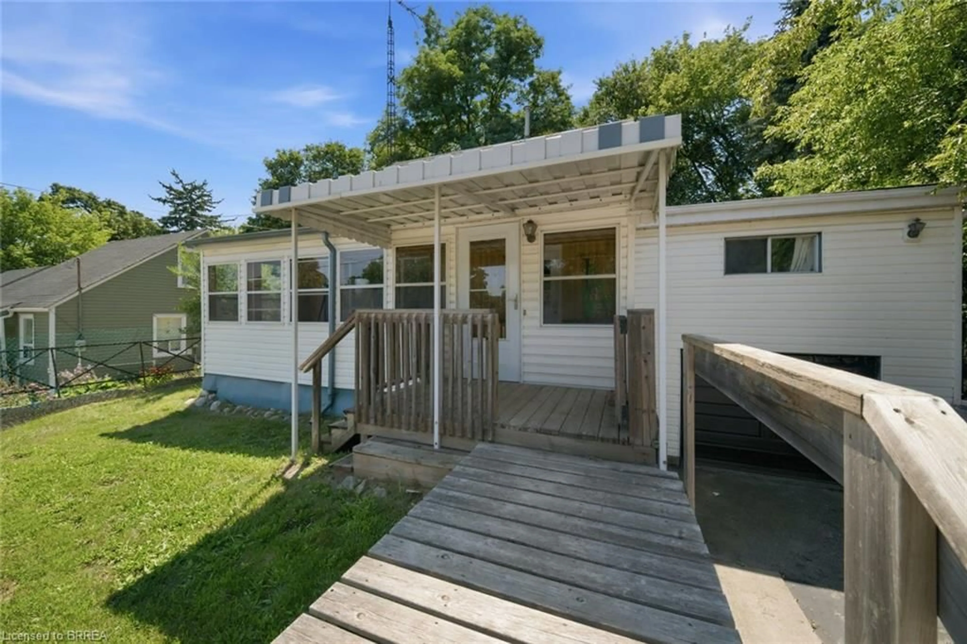 Home with vinyl exterior material, street for 42 Dundas St, Brantford Ontario N3R 1R5