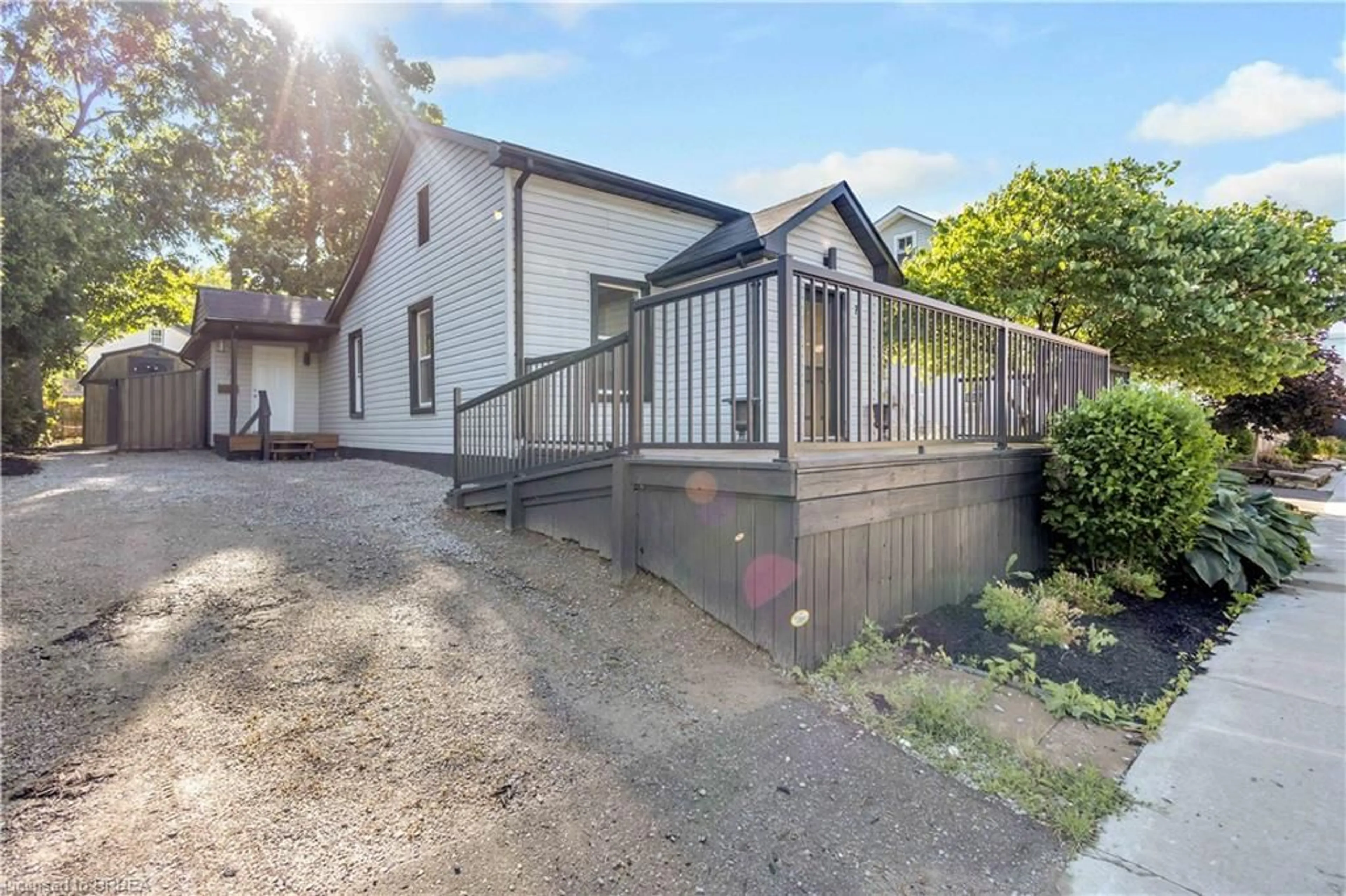 A pic from outside/outdoor area/front of a property/back of a property/a pic from drone, unknown for 71 Kent St, Simcoe Ontario N3Y 3S3
