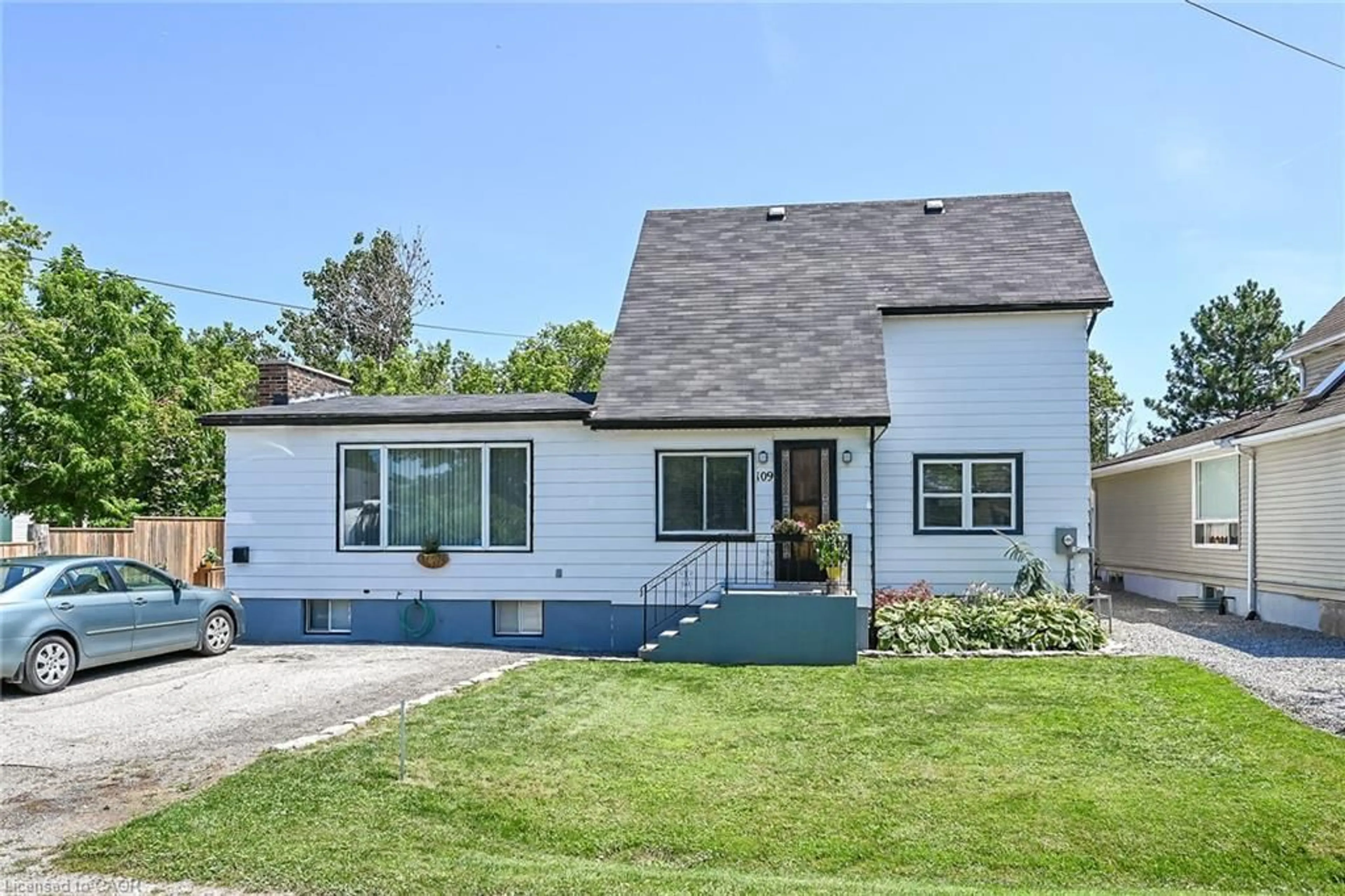 Home with vinyl exterior material, street for 109 Hodgkins Ave, Thorold Ontario L2V 1M2