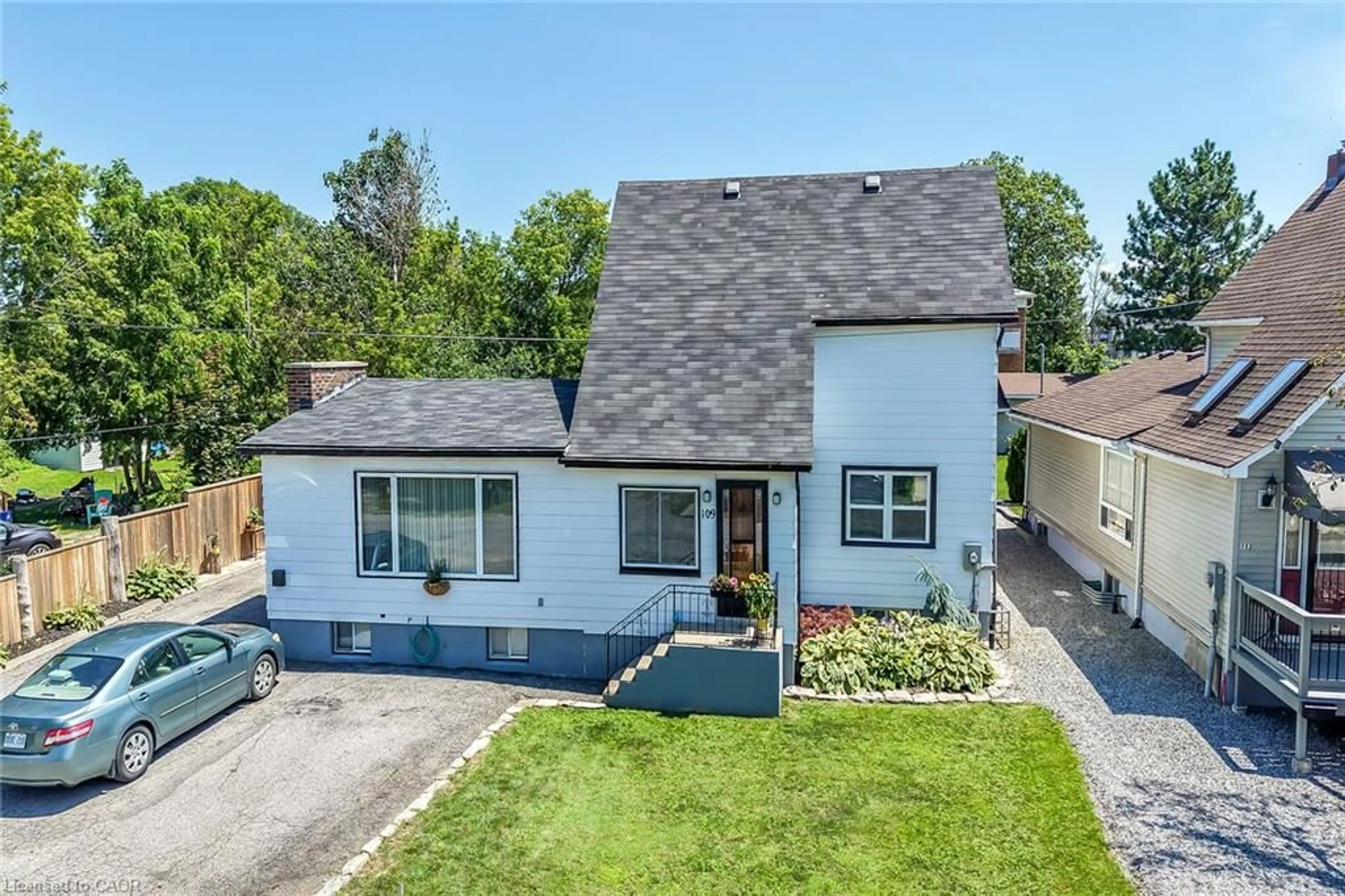 A pic from outside/outdoor area/front of a property/back of a property/a pic from drone, street for 109 Hodgkins Ave, Thorold Ontario L2V 1M2