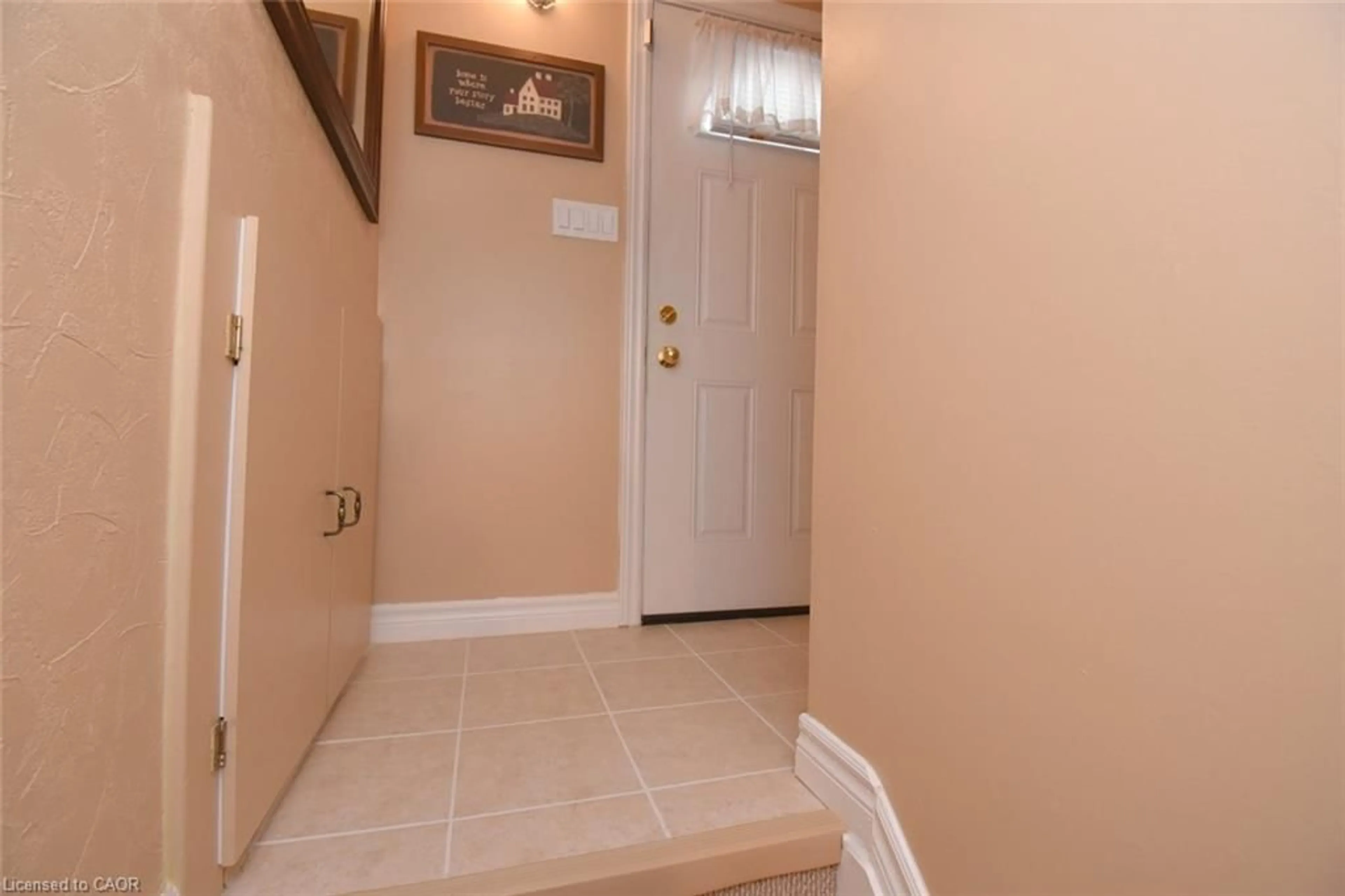 Indoor entryway for 63 Fonthill Rd #1, Hamilton Ontario L9C 6T1