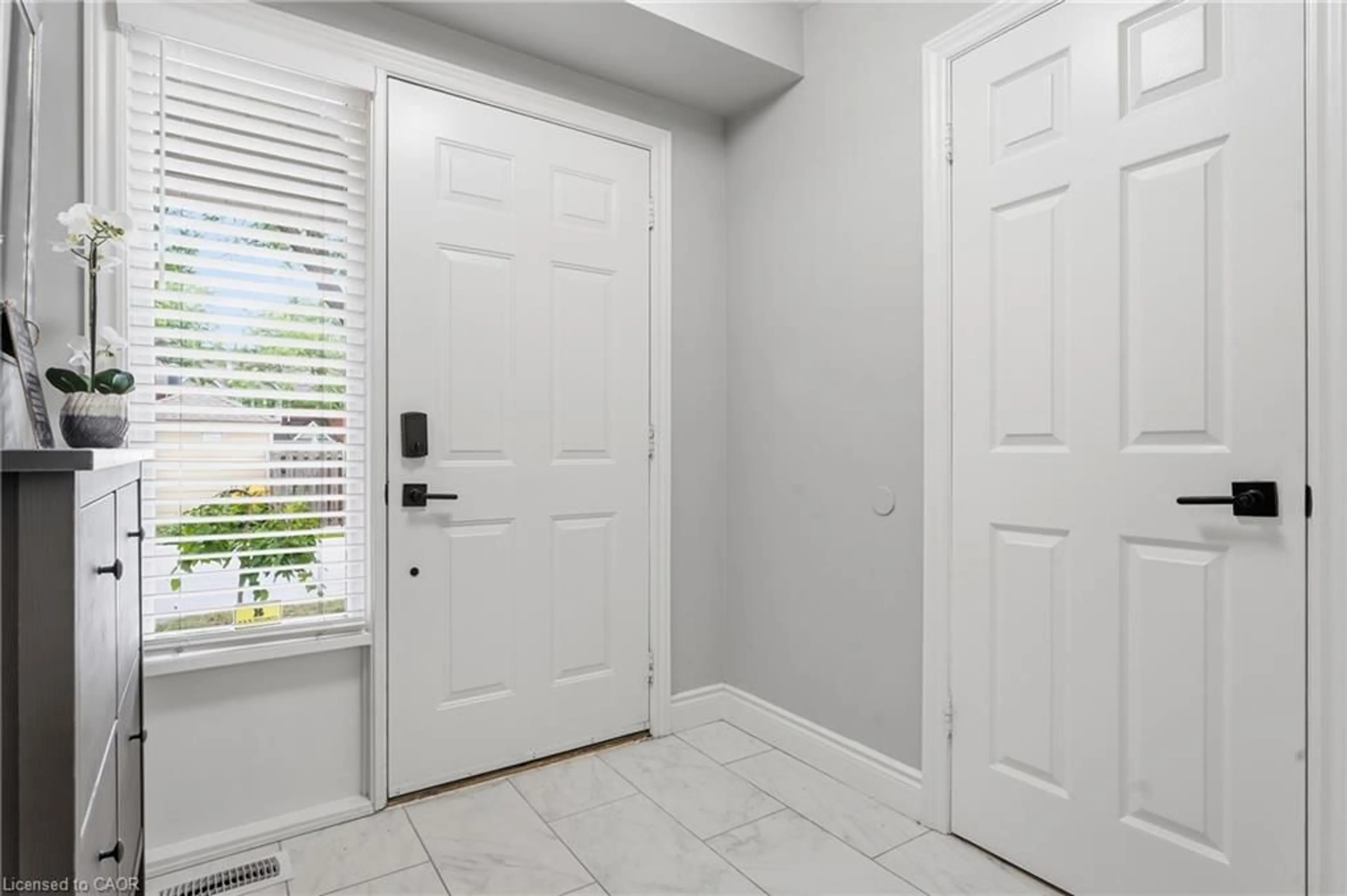 Indoor entryway for 525 Beechwood Dr #27, Waterloo Ontario N2T 2G7