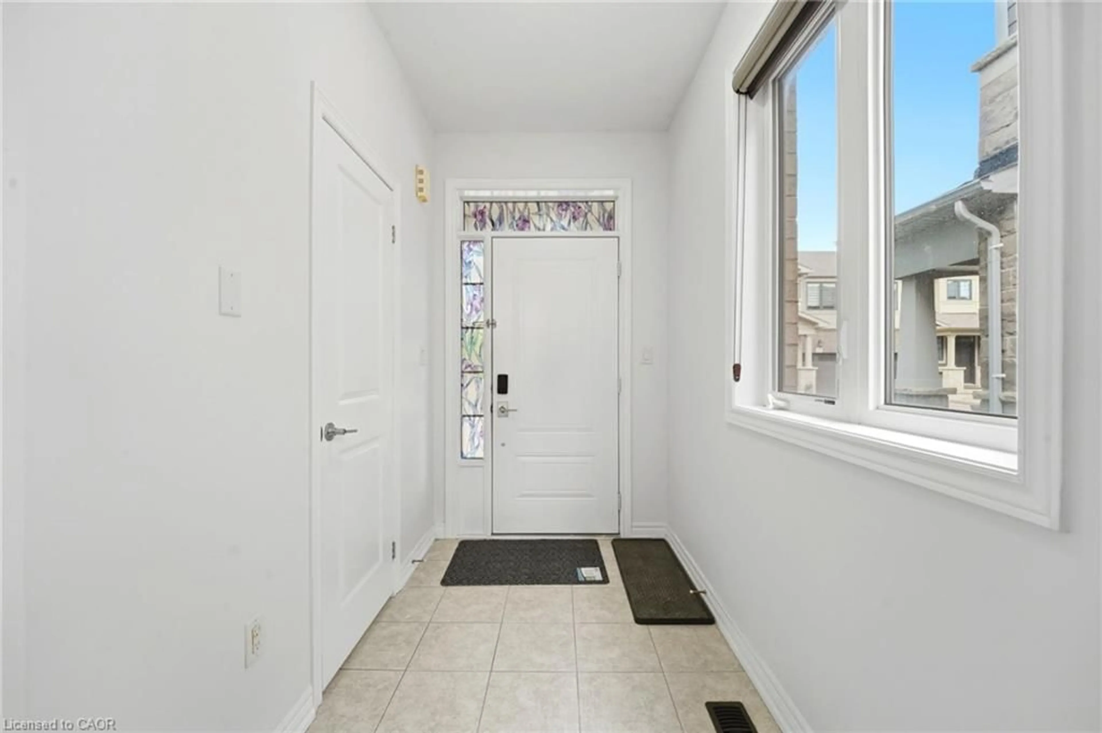 Indoor entryway for 1890 Rymal Rd, Hamilton Ontario L0R 1P0