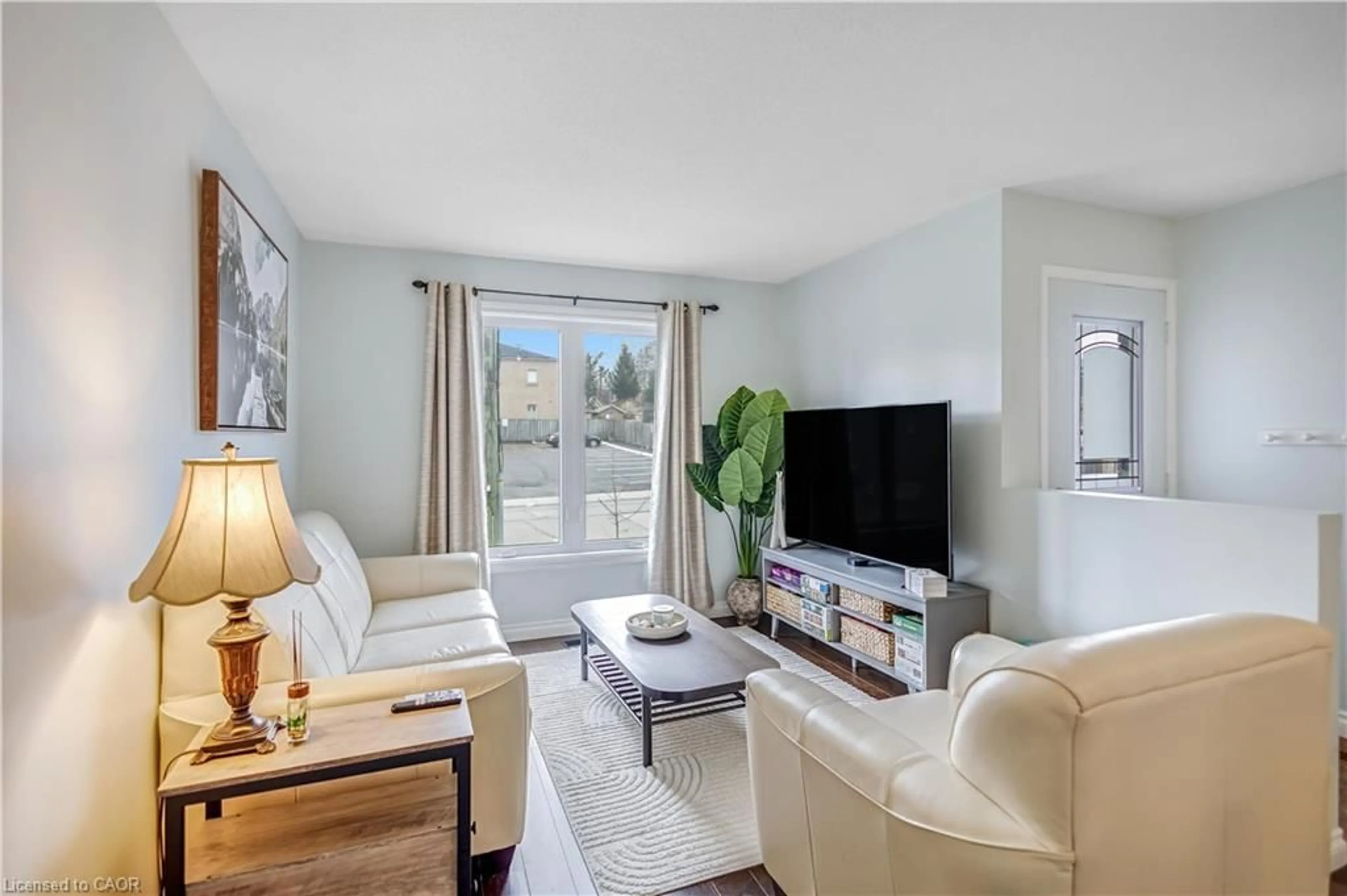Living room with furniture, unknown for 8 Brantdale Ave, Hamilton Ontario L9C 1B7