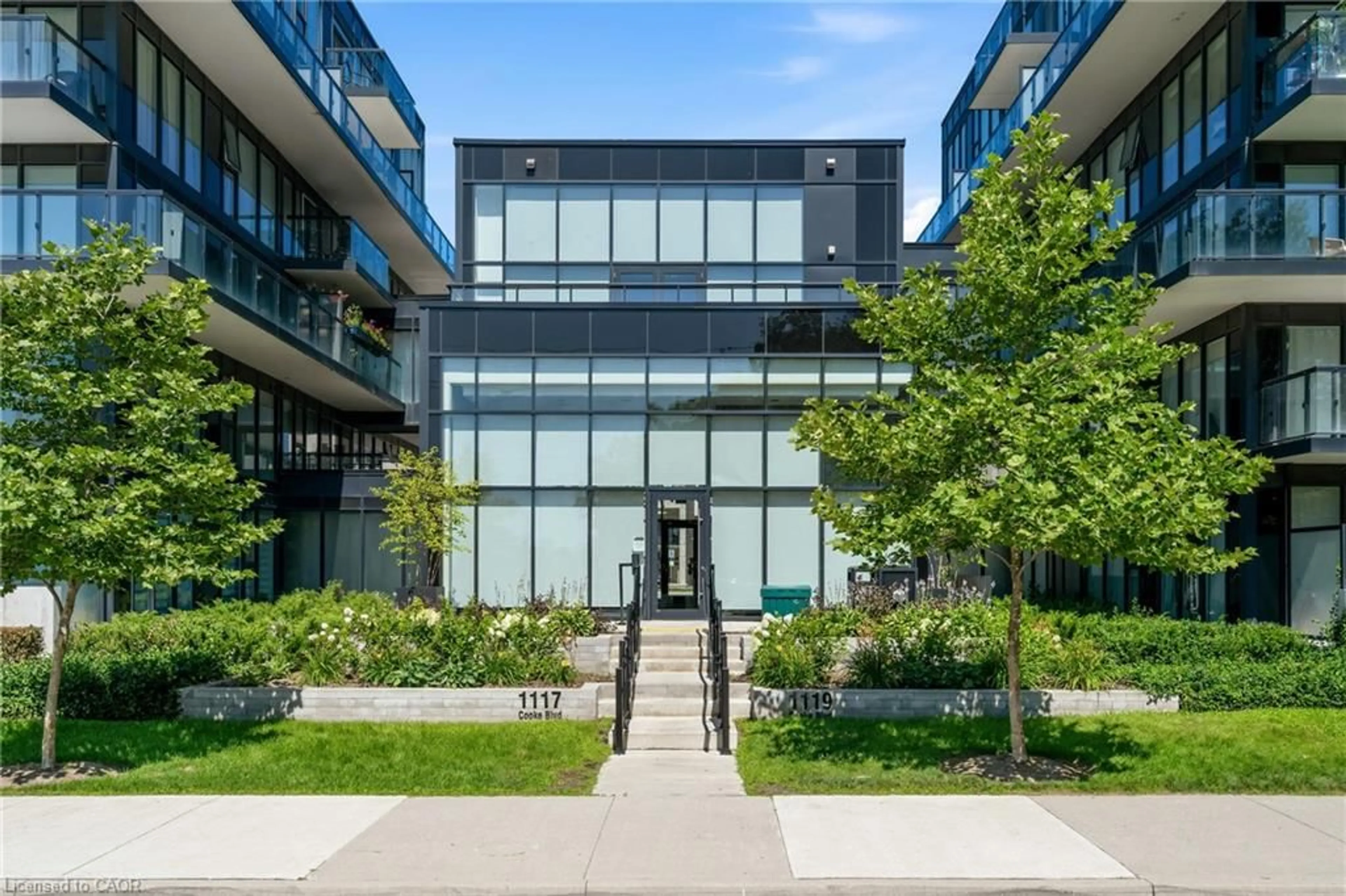 Indoor foyer for 1119 Cooke Blvd #B323, Burlington Ontario L7Y 0C7