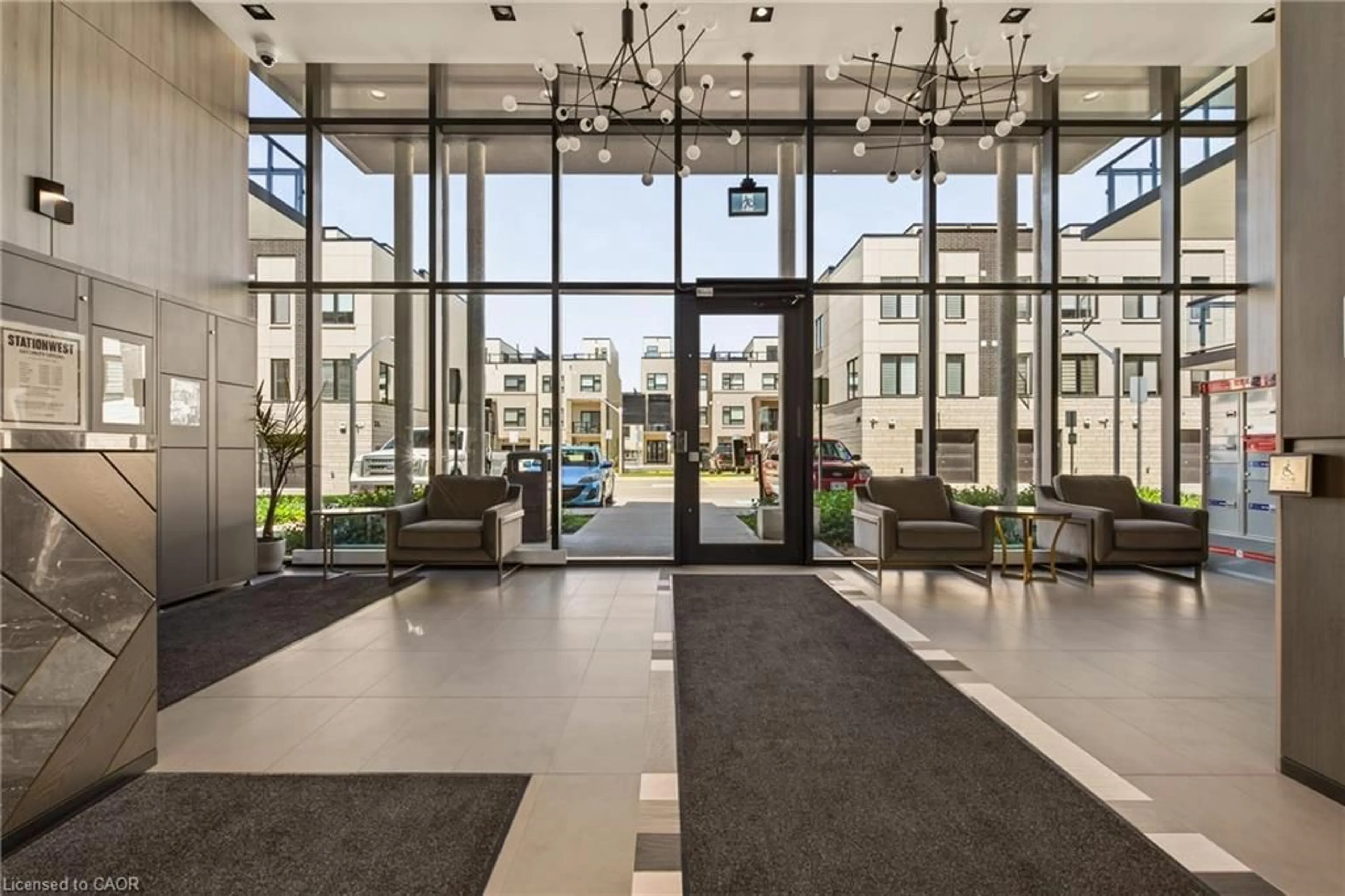 Indoor foyer for 1119 Cooke Blvd #B323, Burlington Ontario L7Y 0C7