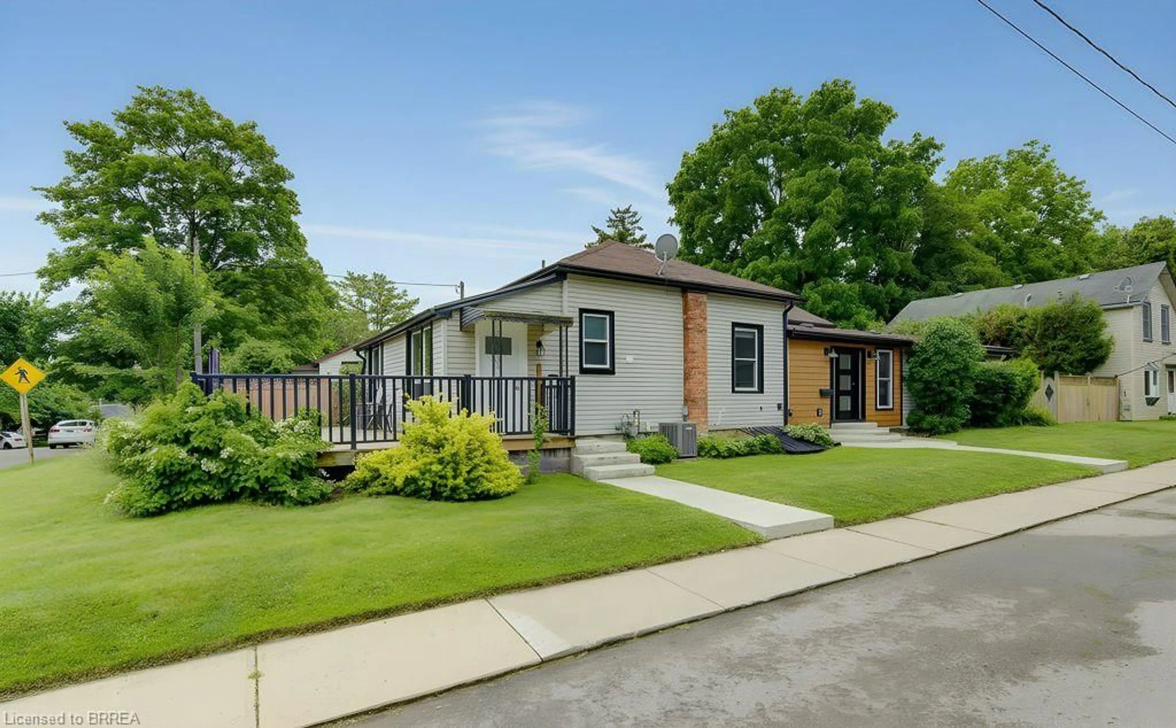 Home with brick exterior material, street for 17 Amelia St, Paris Ontario N3L 1Z4