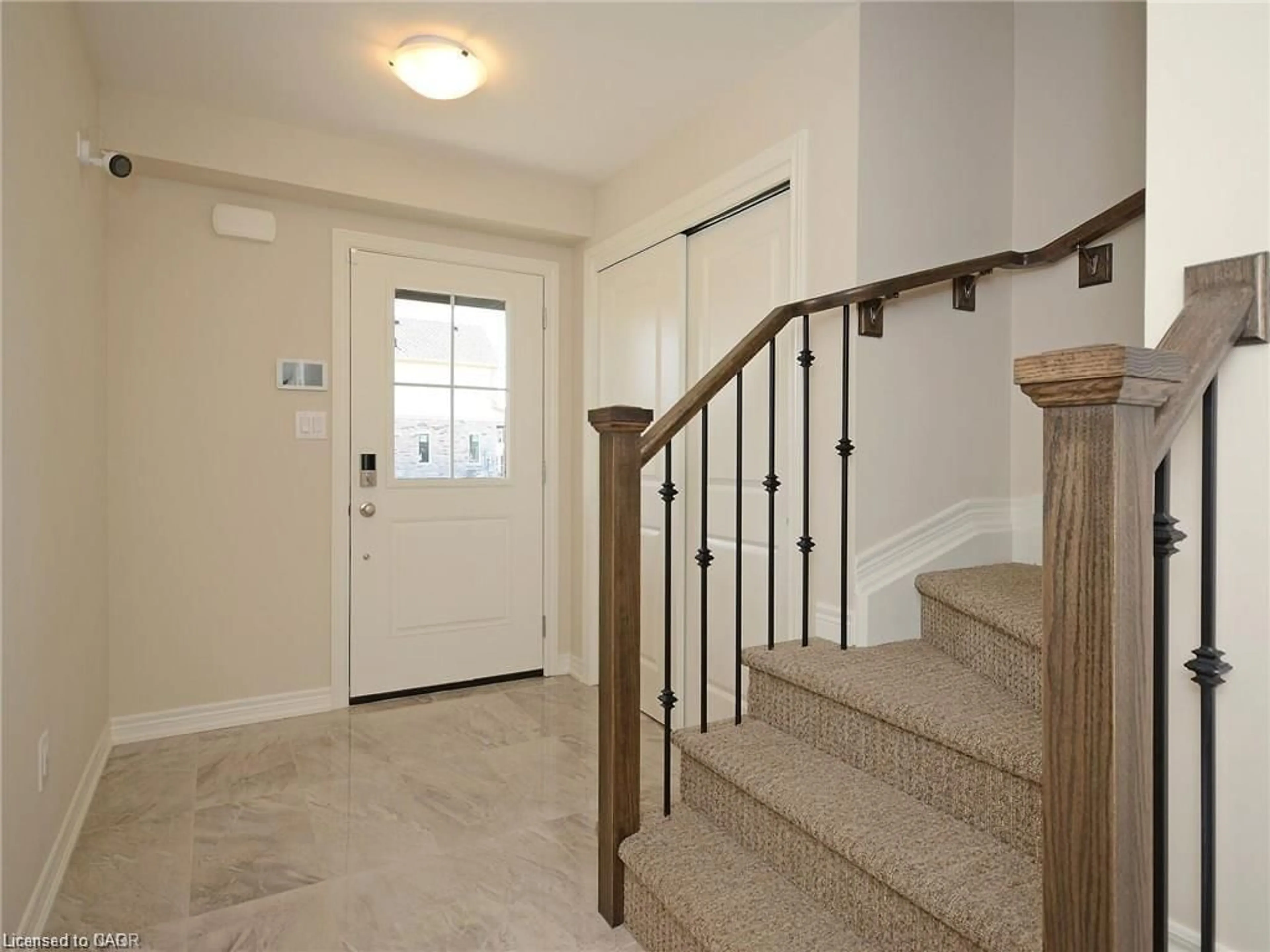 Indoor entryway for 210 Heron St, Welland Ontario L3C 0G7