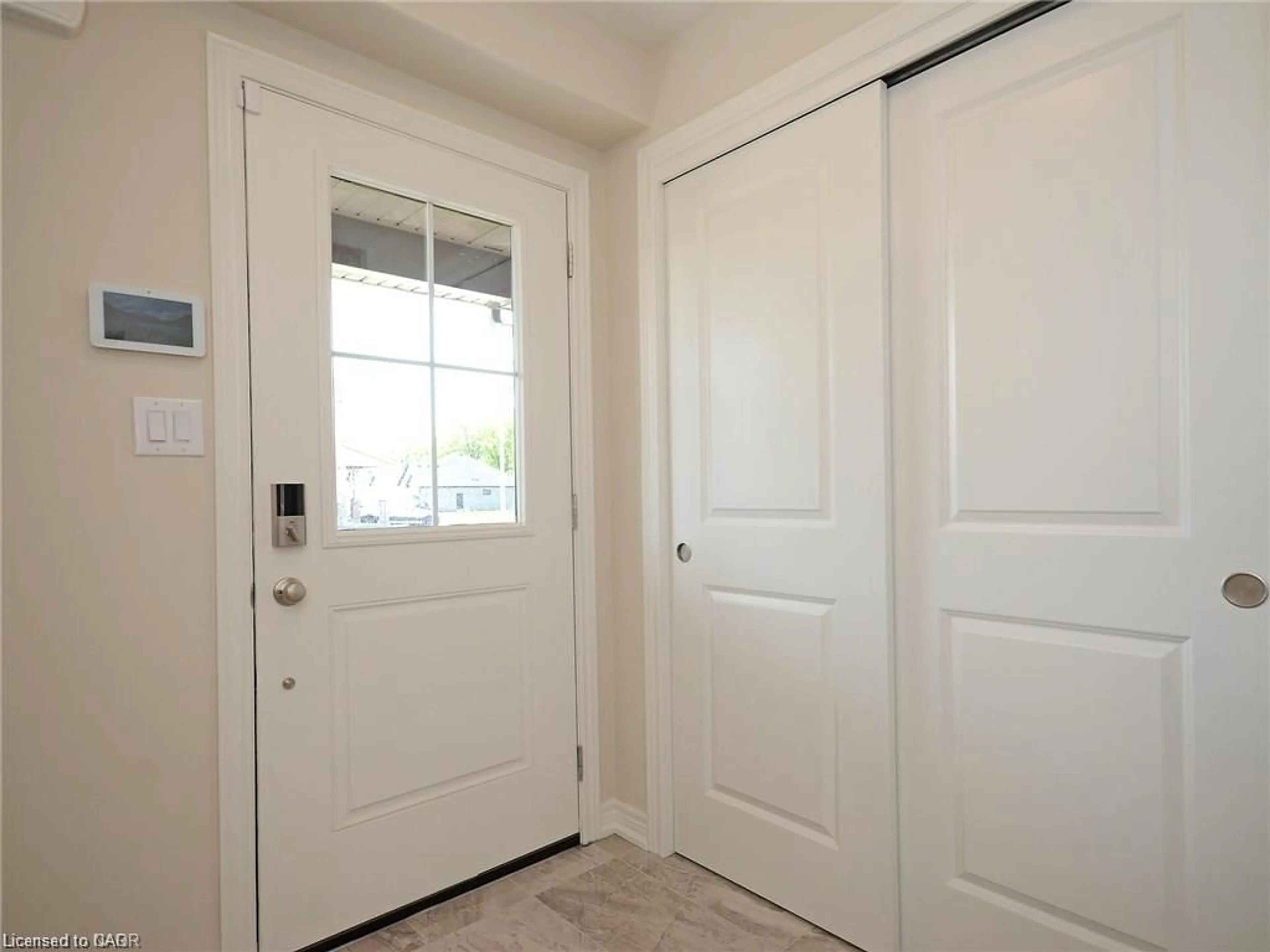 Indoor entryway for 210 Heron St, Welland Ontario L3C 0G7