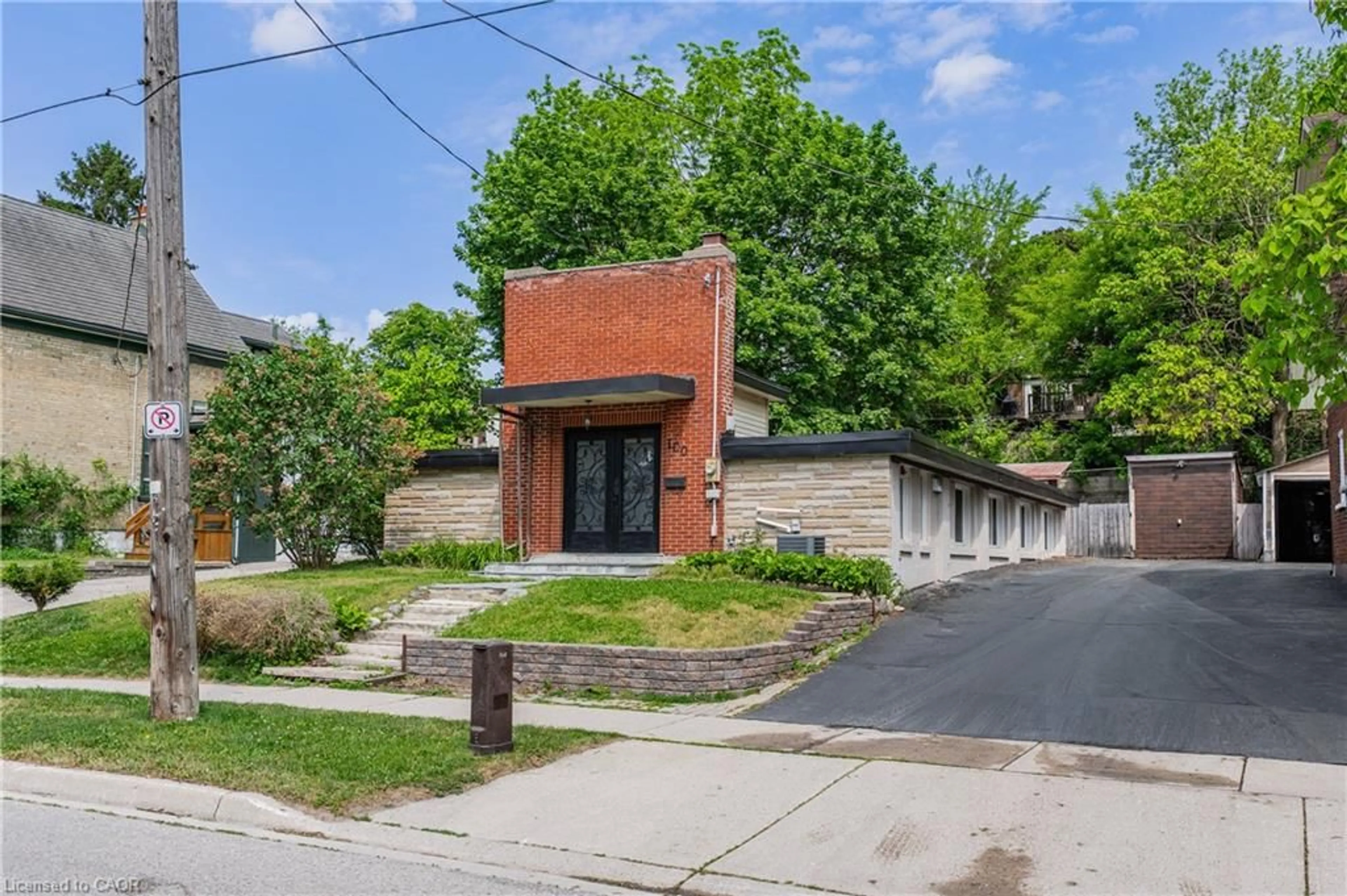 Home with brick exterior material, street for 100 Mansion St, Kitchener Ontario N2H 2J9