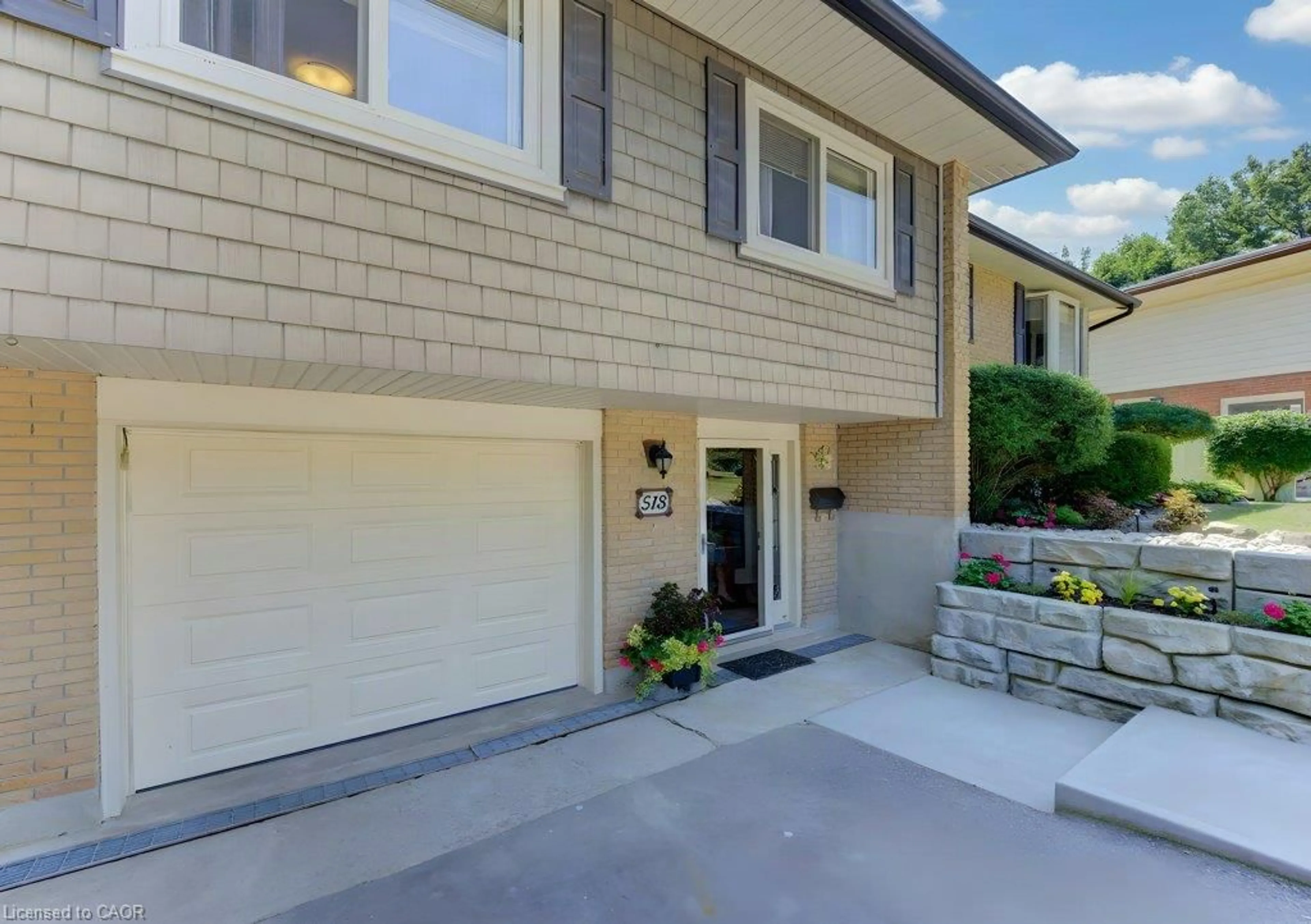 Home with vinyl exterior material, street for 518 Twin Oaks Cres, Waterloo Ontario N2L 4R8