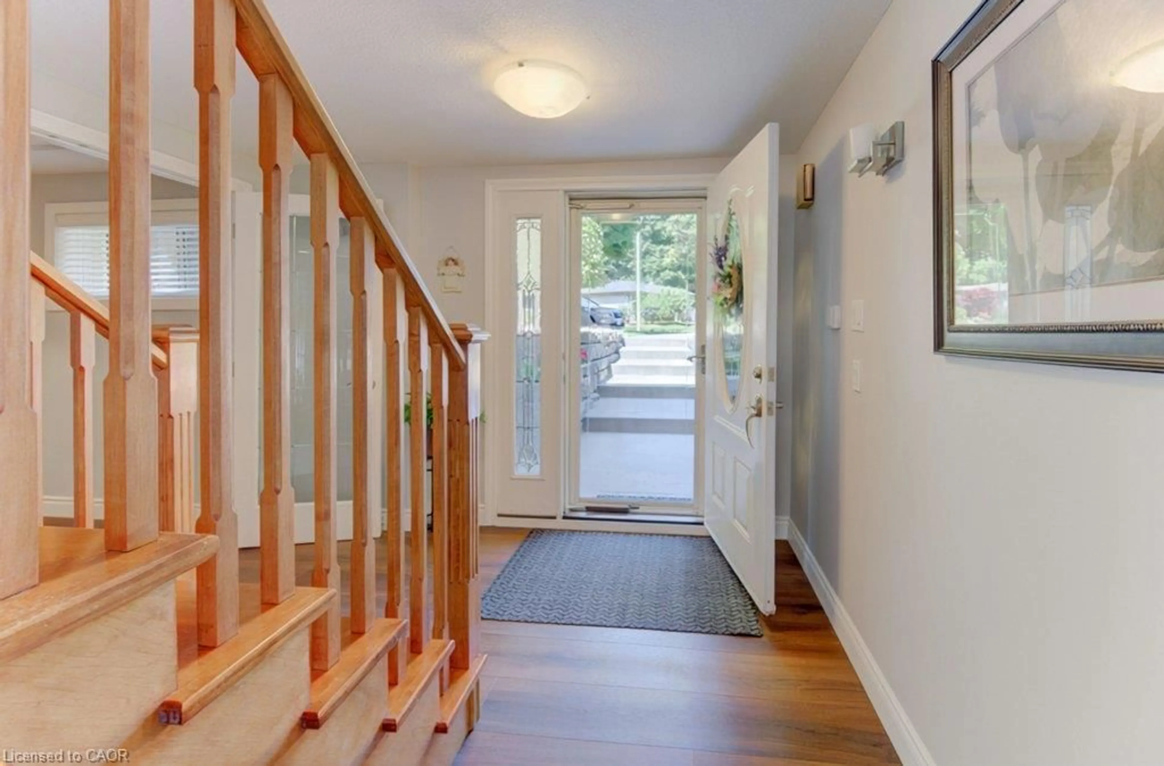 Indoor entryway for 518 Twin Oaks Cres, Waterloo Ontario N2L 4R8