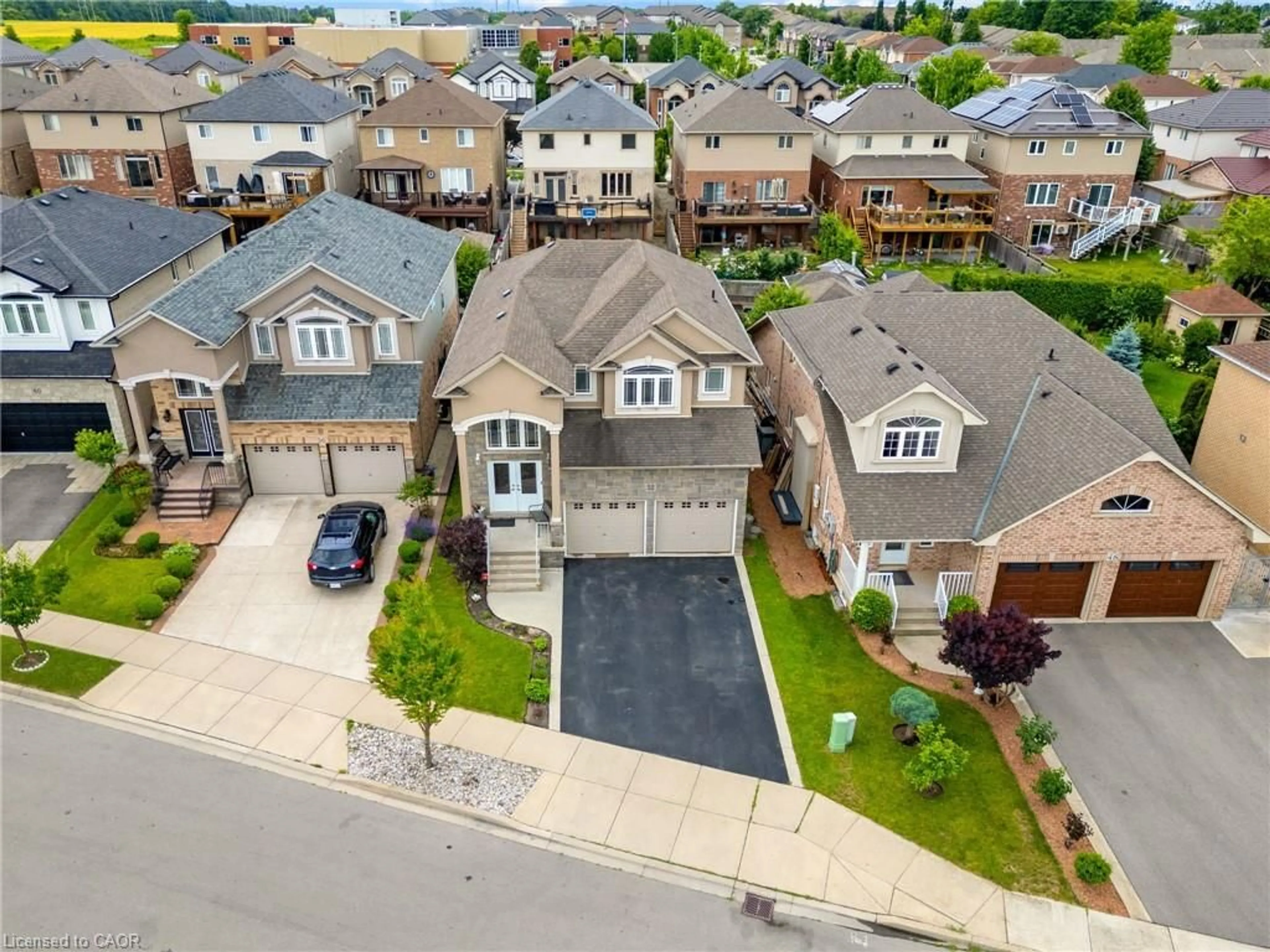 A pic from outside/outdoor area/front of a property/back of a property/a pic from drone, street for 52 Arrowhead Dr, Hamilton Ontario L8W 3X2