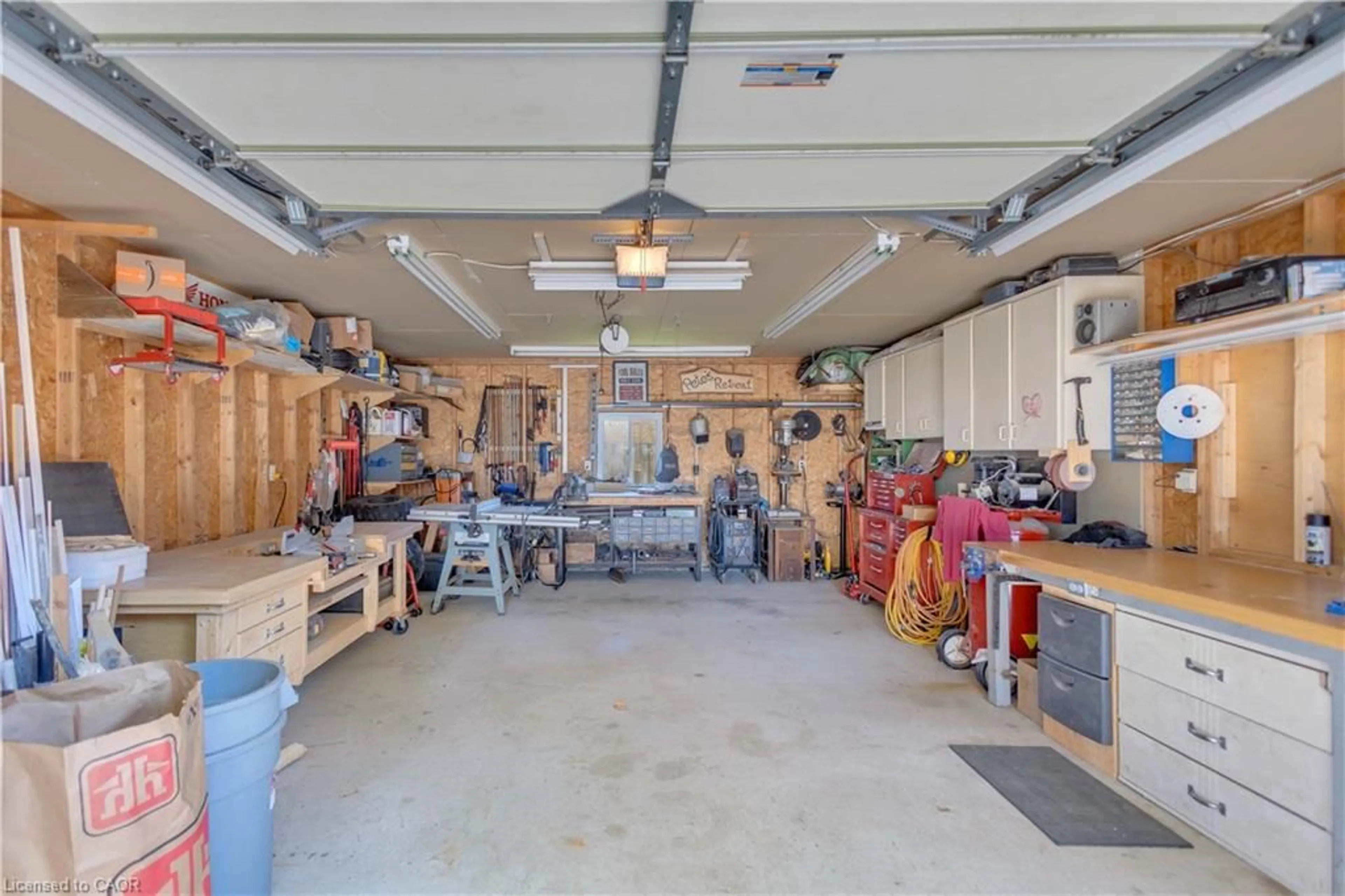 Indoor garage for 71 Alexander Dr, Brantford Ontario N3T 5C6