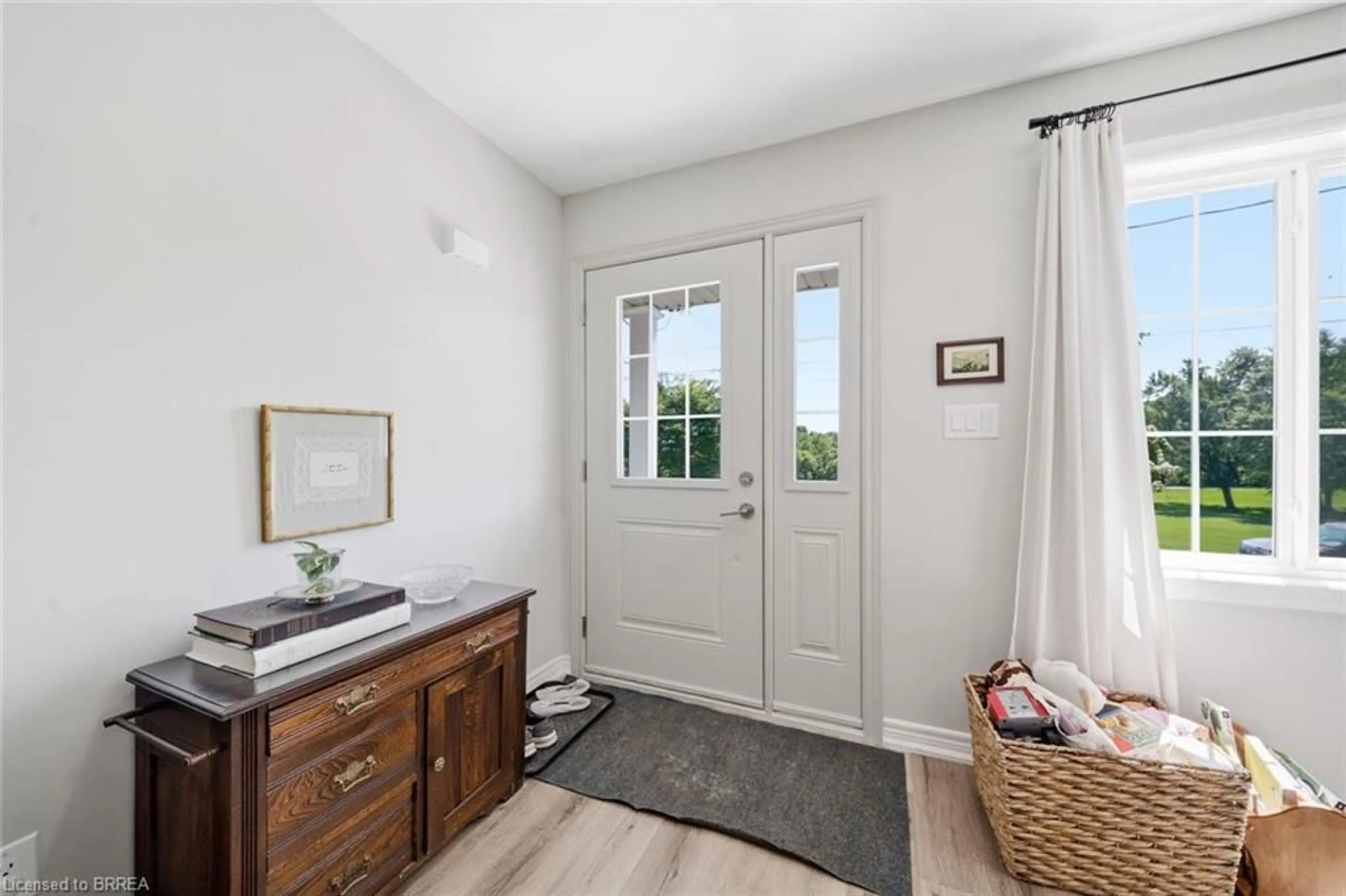 Indoor entryway for 28B Grandview St, Brantford Ontario N3R 1Y4
