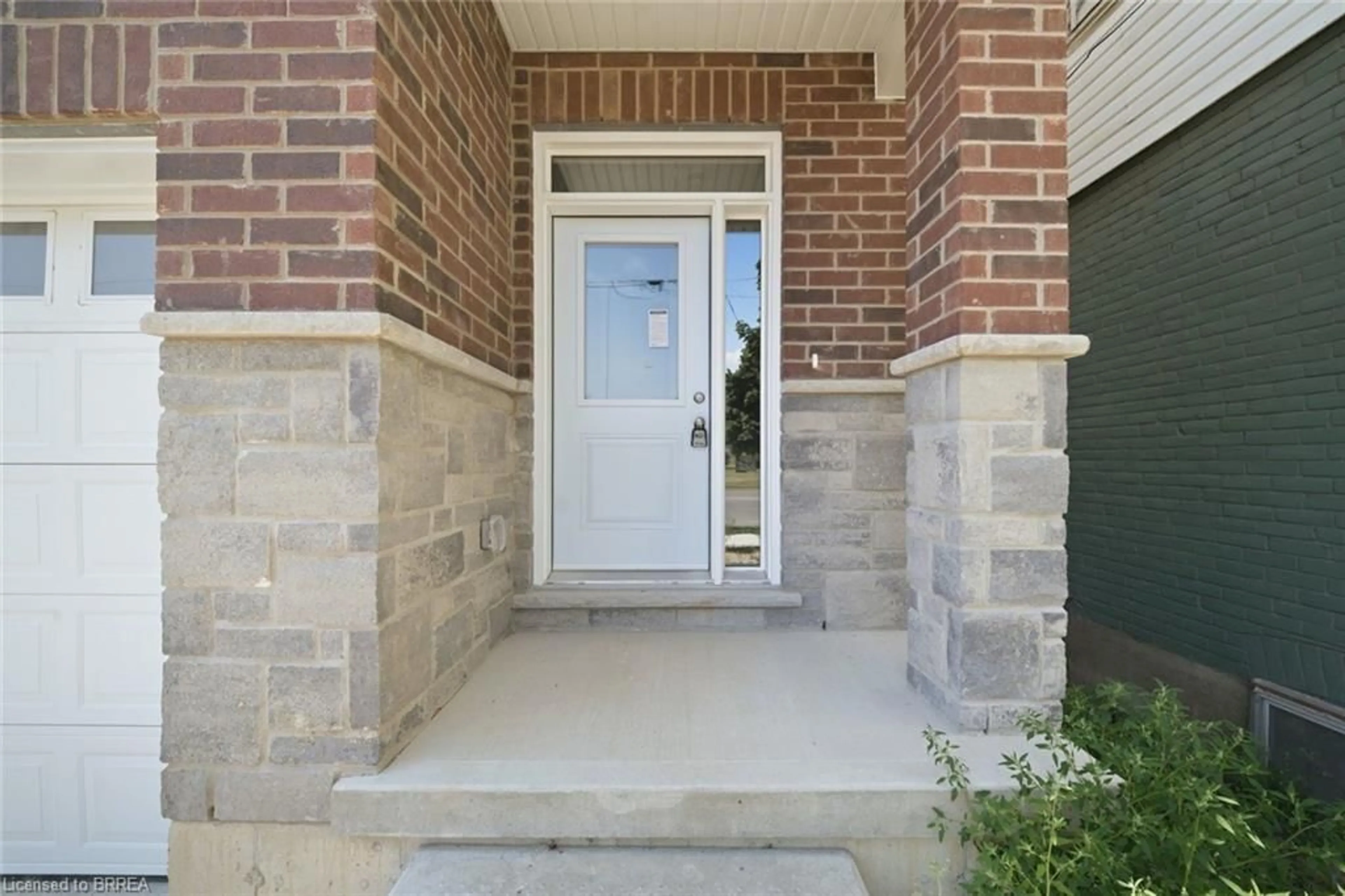 Indoor entryway for 11 Ontario St, Brantford Ontario N3S 2B7