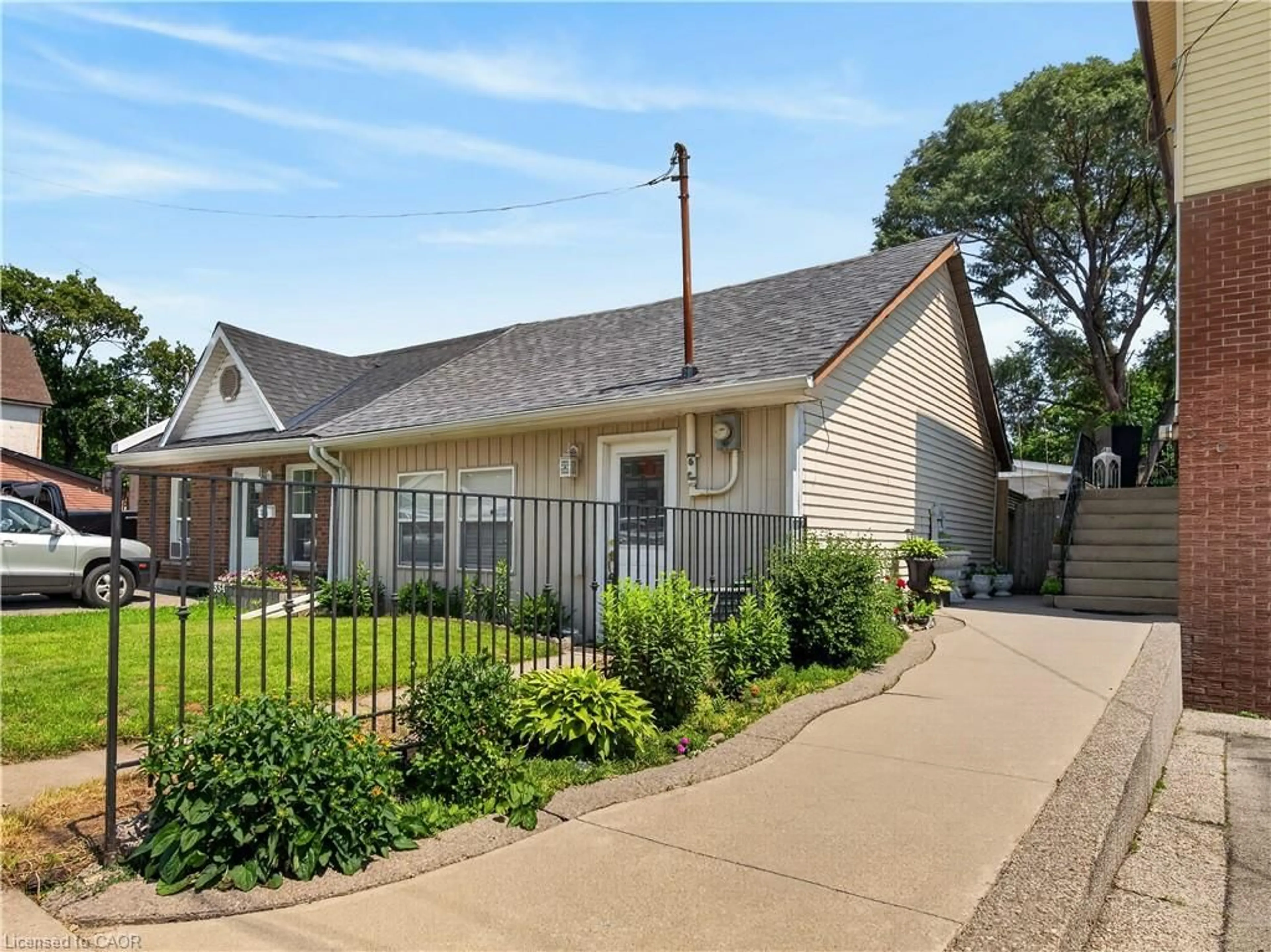 Home with vinyl exterior material, street for 332 East Ave, Hamilton Ontario L8L 5J5