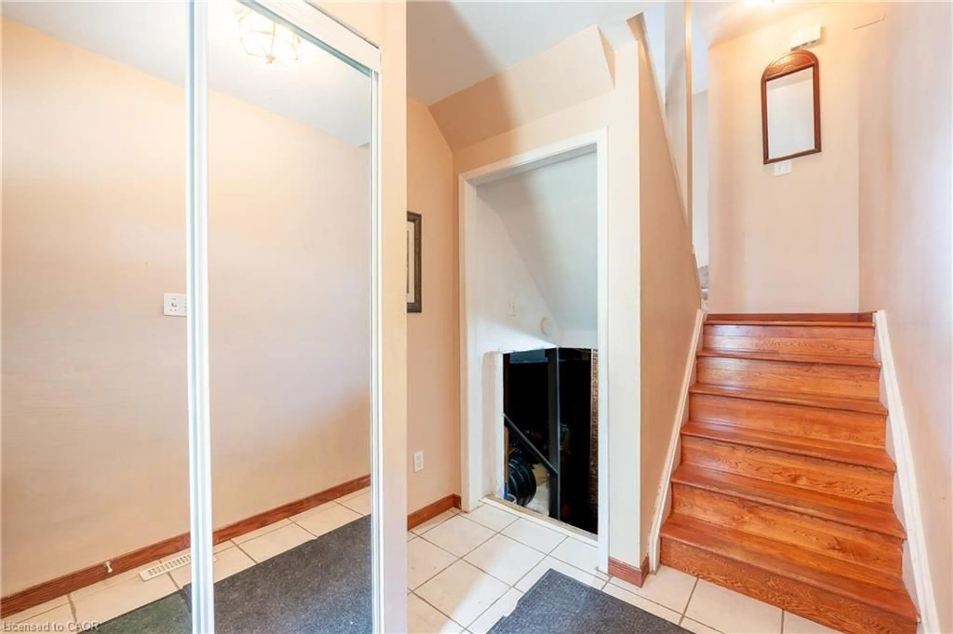 Indoor entryway for 51 Paulander Dr #75, Kitchener Ontario N2M 5E5