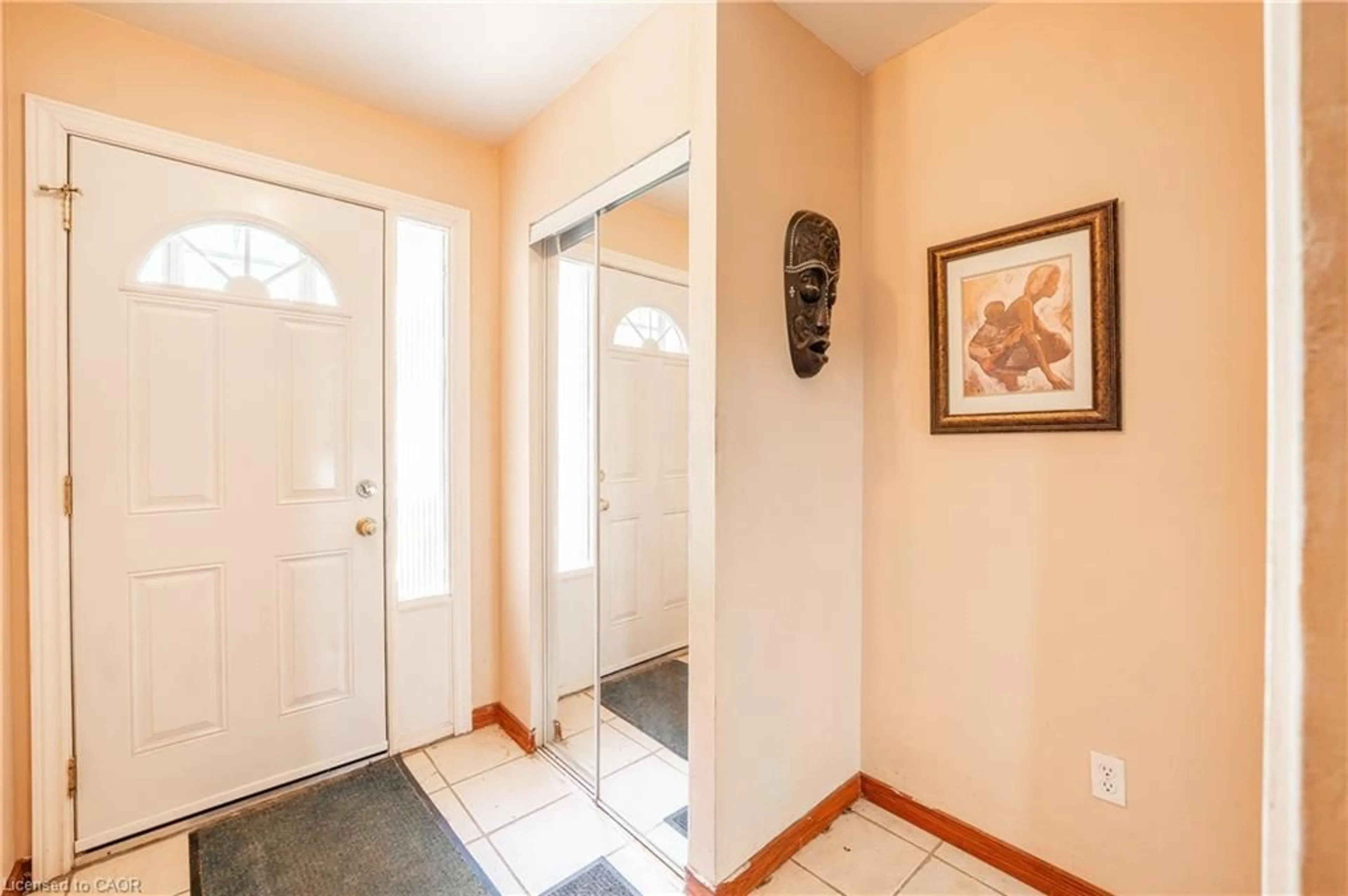 Indoor entryway for 51 Paulander Dr #75, Kitchener Ontario N2M 5E5
