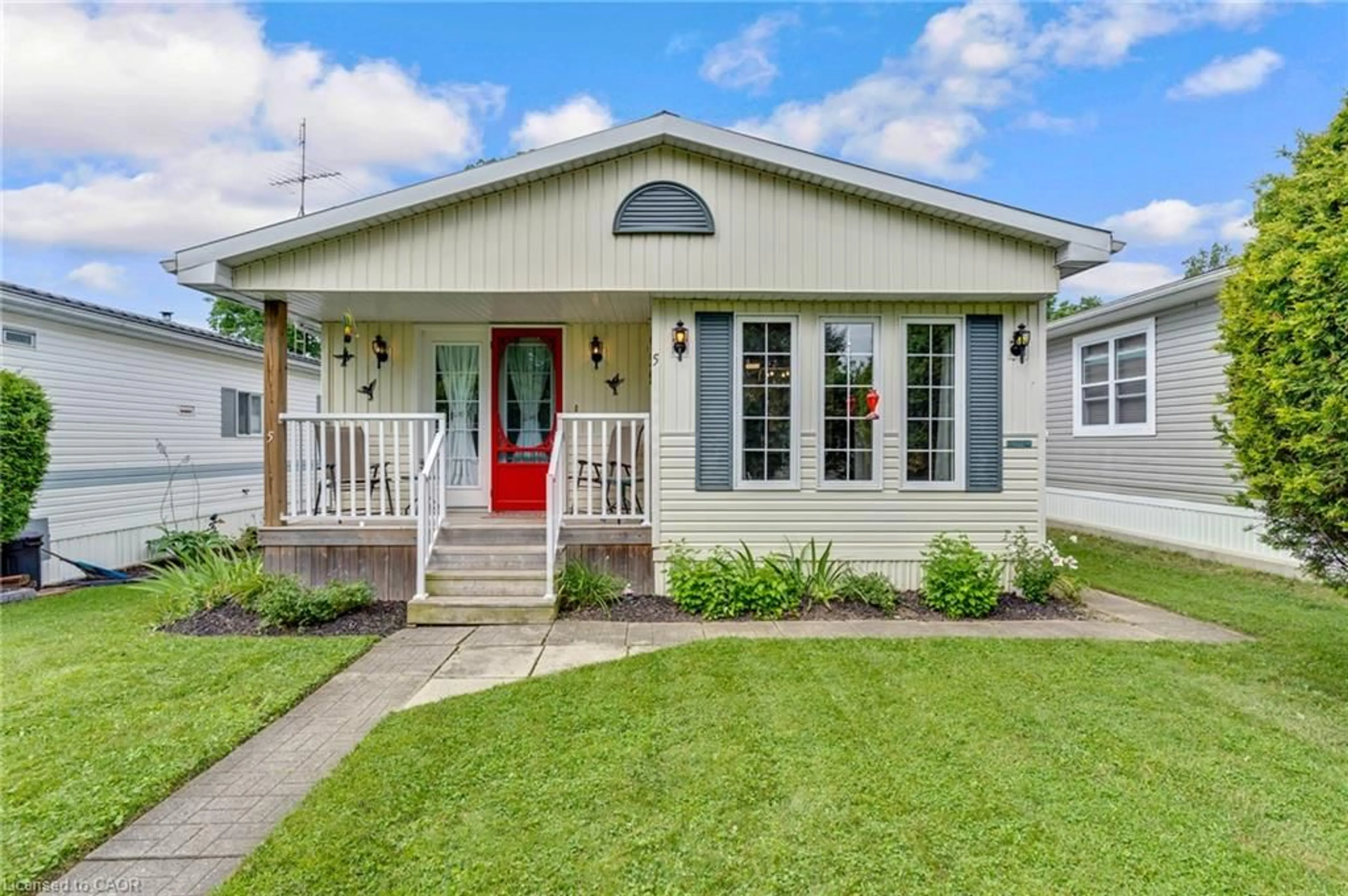 Home with vinyl exterior material, street for 5 Willowdale Rd, Cambridge Ontario N1R 8B2
