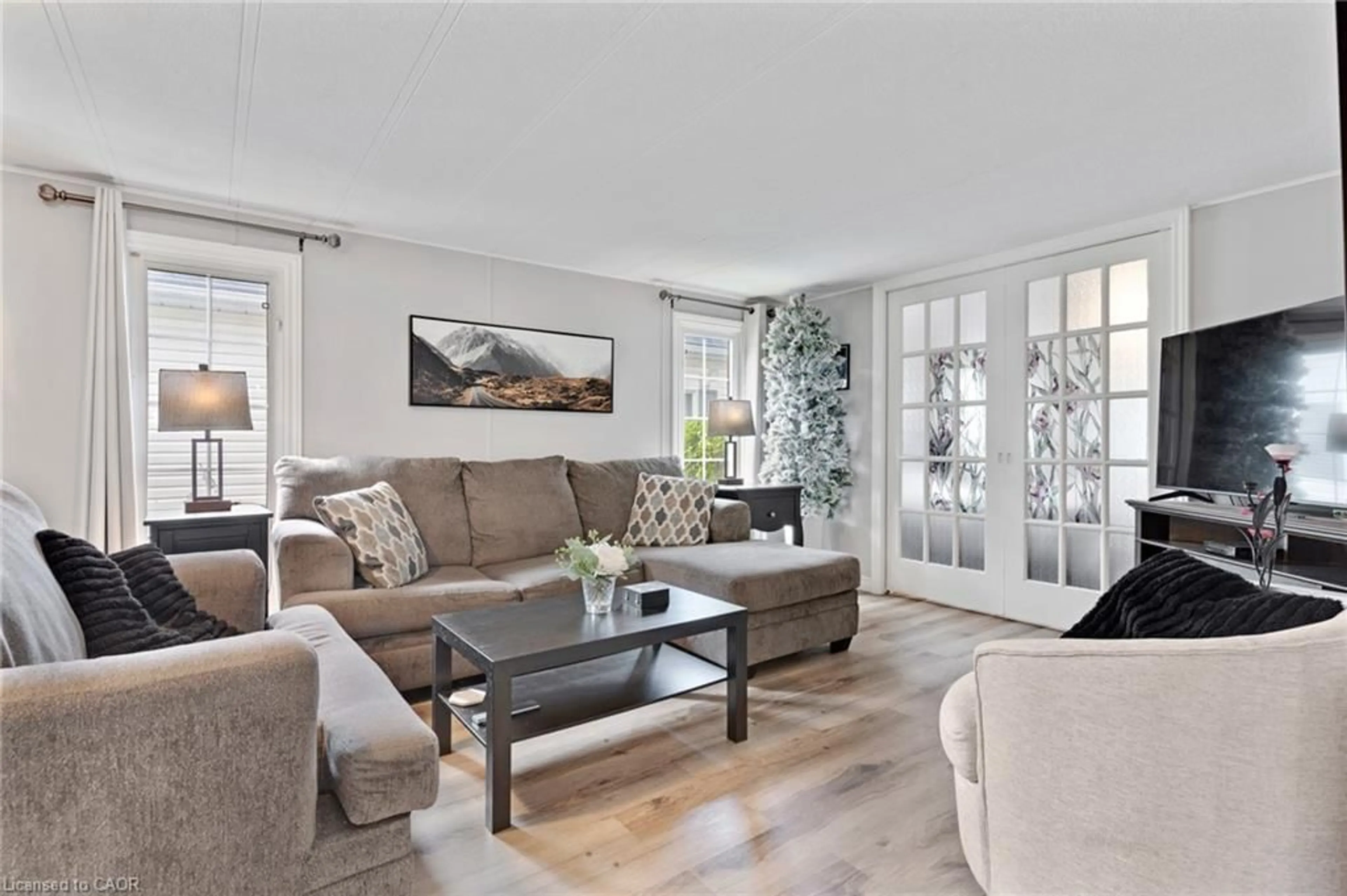 Living room with furniture, unknown for 5 Willowdale Rd, Cambridge Ontario N1R 8B2