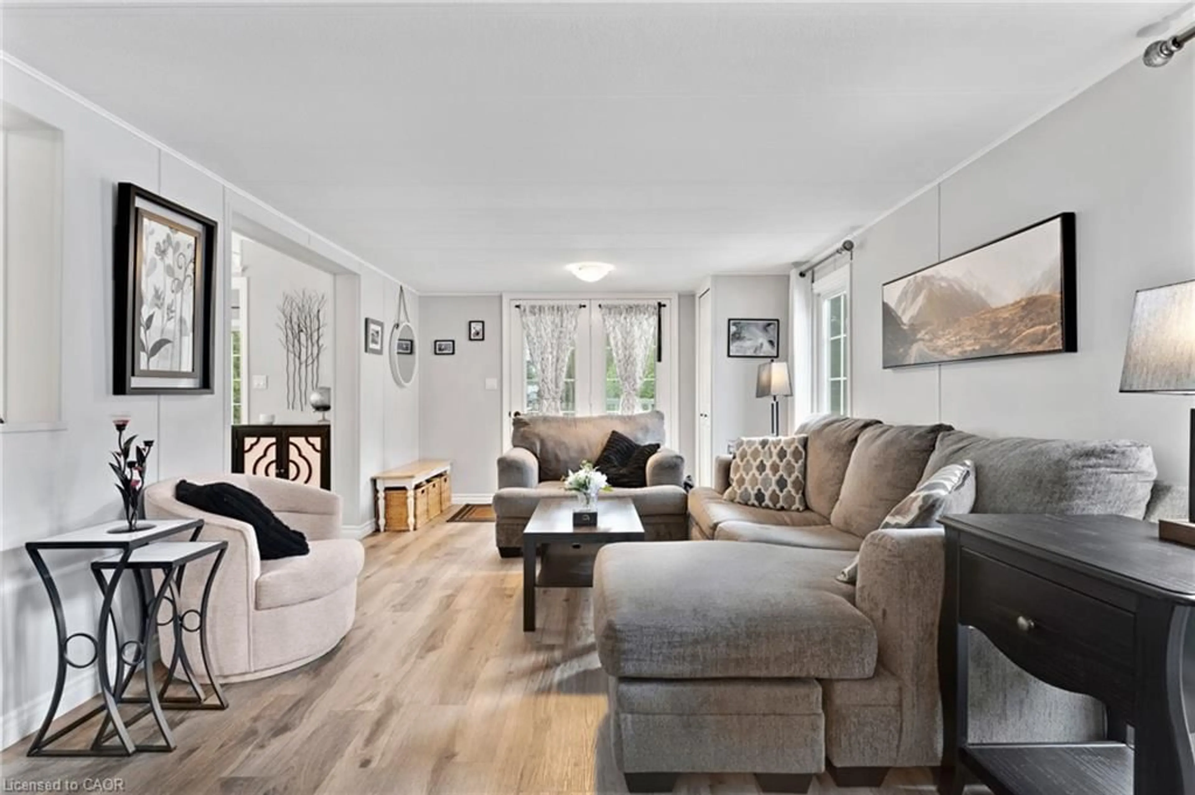 Living room with furniture, wood/laminate floor for 5 Willowdale Rd, Cambridge Ontario N1R 8B2