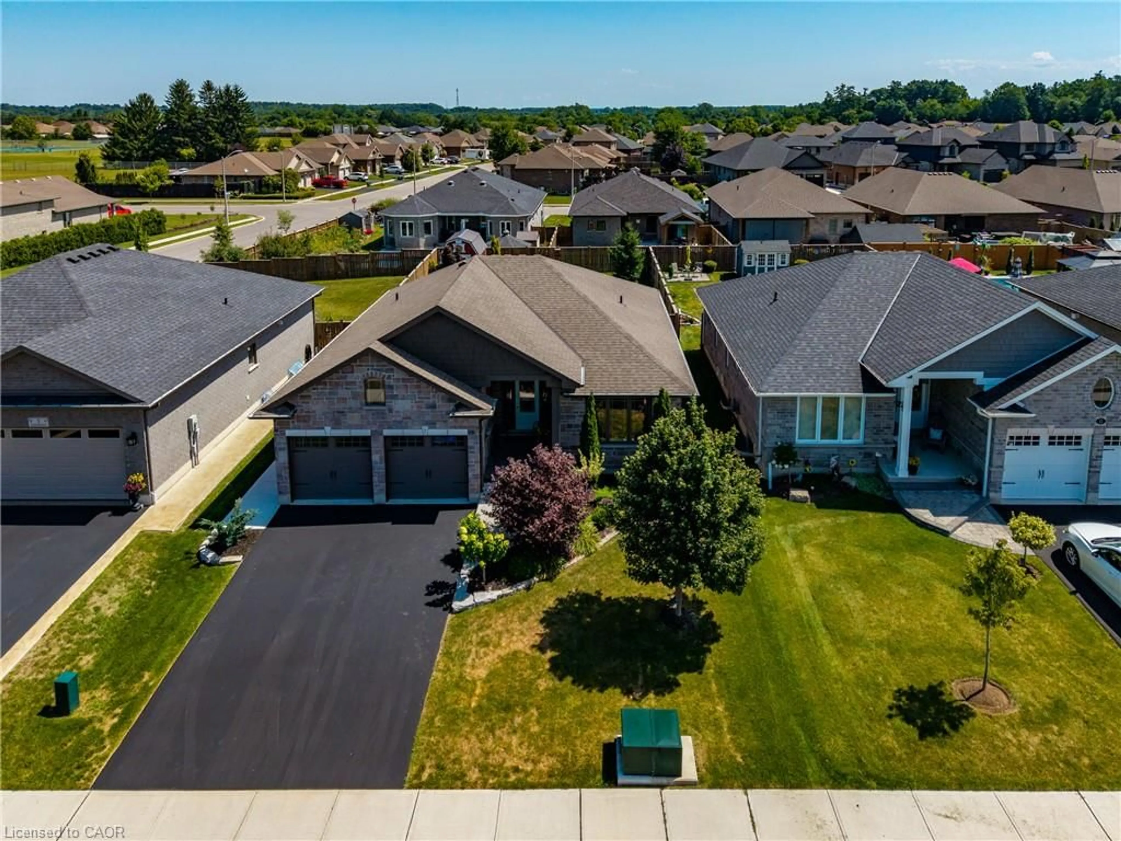 A pic from outside/outdoor area/front of a property/back of a property/a pic from drone, street for 7 Stonebridge Pl, Simcoe Ontario N3Y 4K1