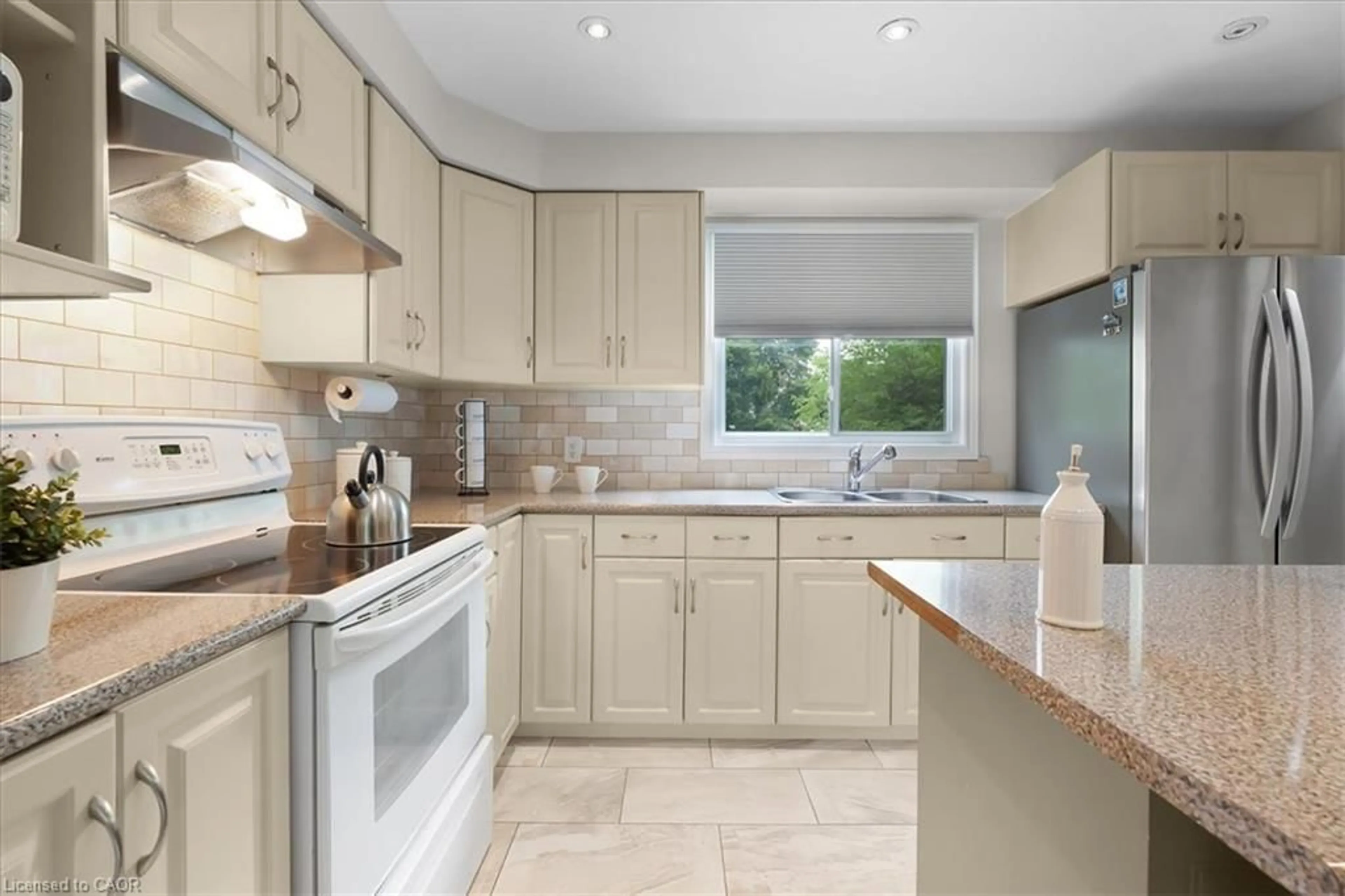Standard kitchen, ceramic/tile floor for 421 Bairstow Cres, Waterloo Ontario N2K 2H7