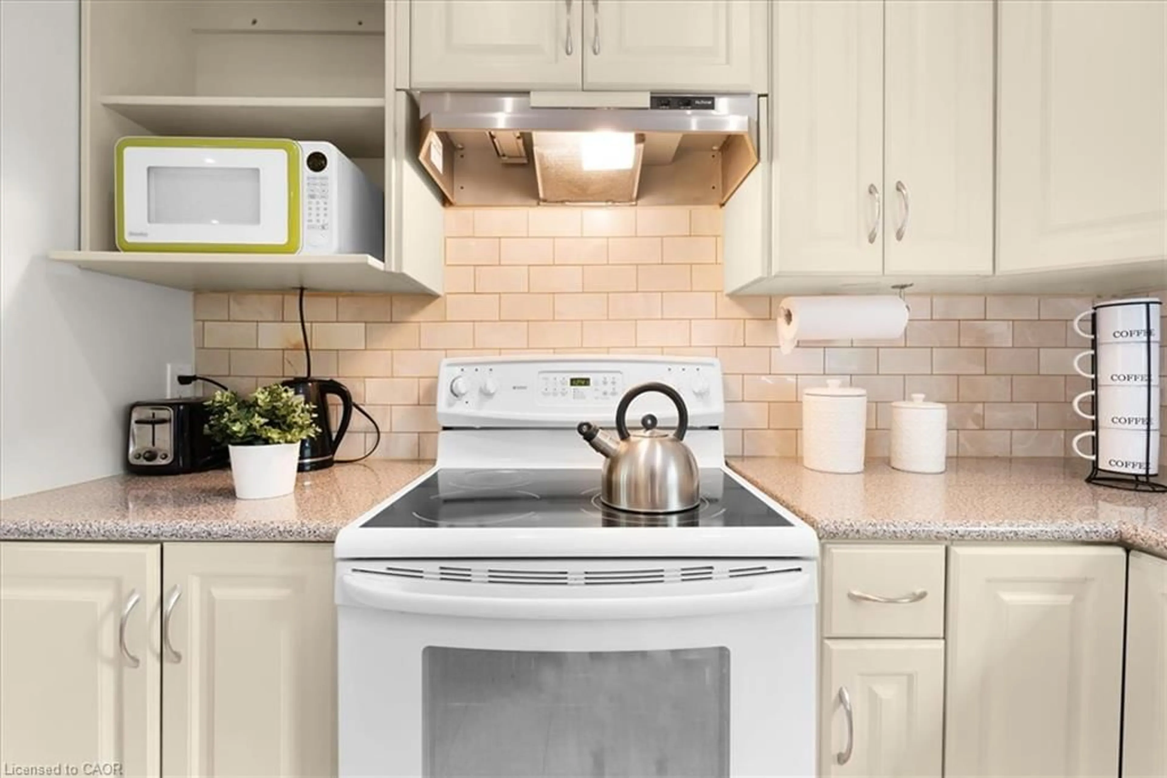 Standard kitchen, ceramic/tile floor for 421 Bairstow Cres, Waterloo Ontario N2K 2H7