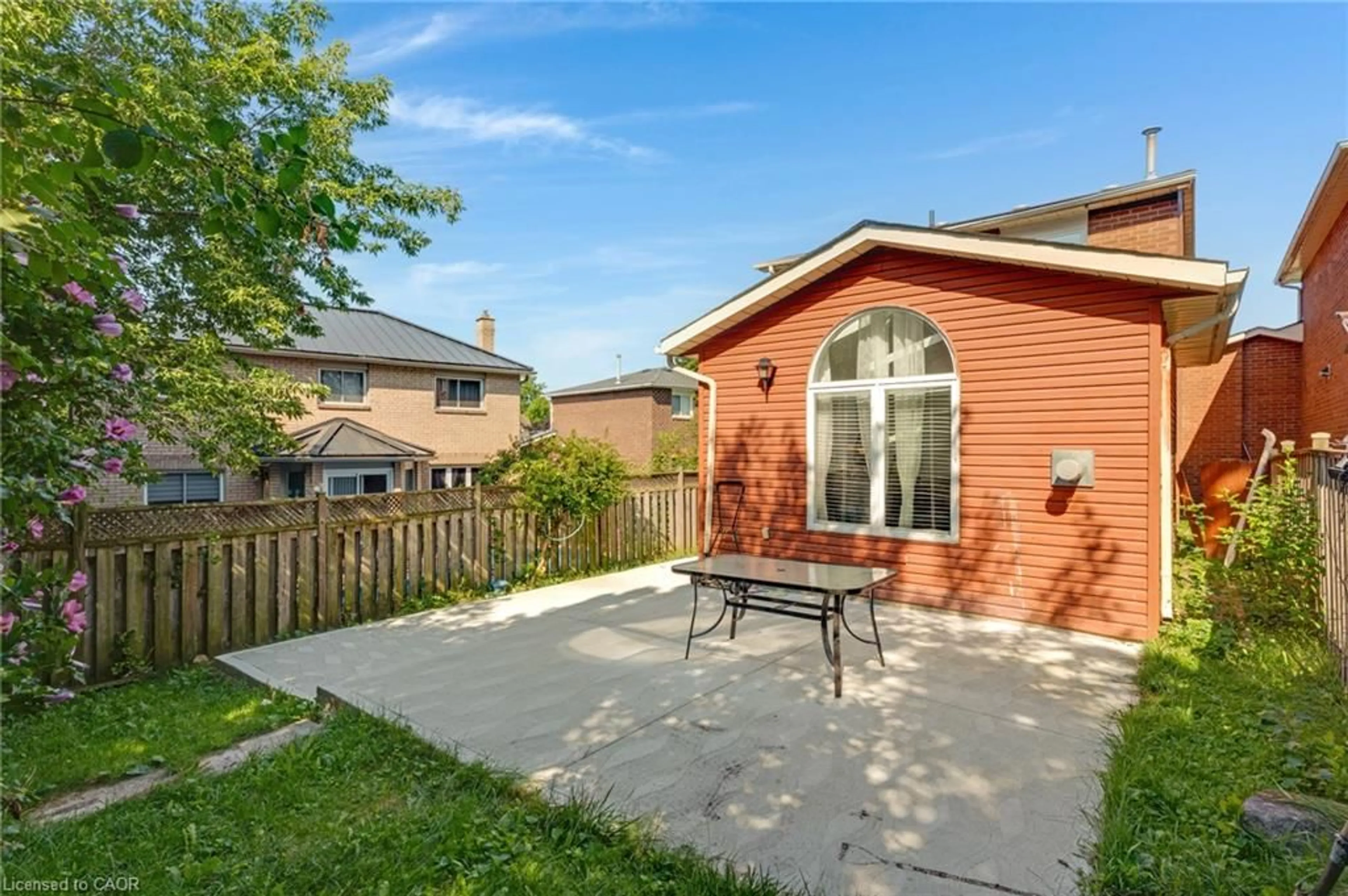 Patio, street for 100 Anglerock Dr, Cambridge Ontario N1T 1L9