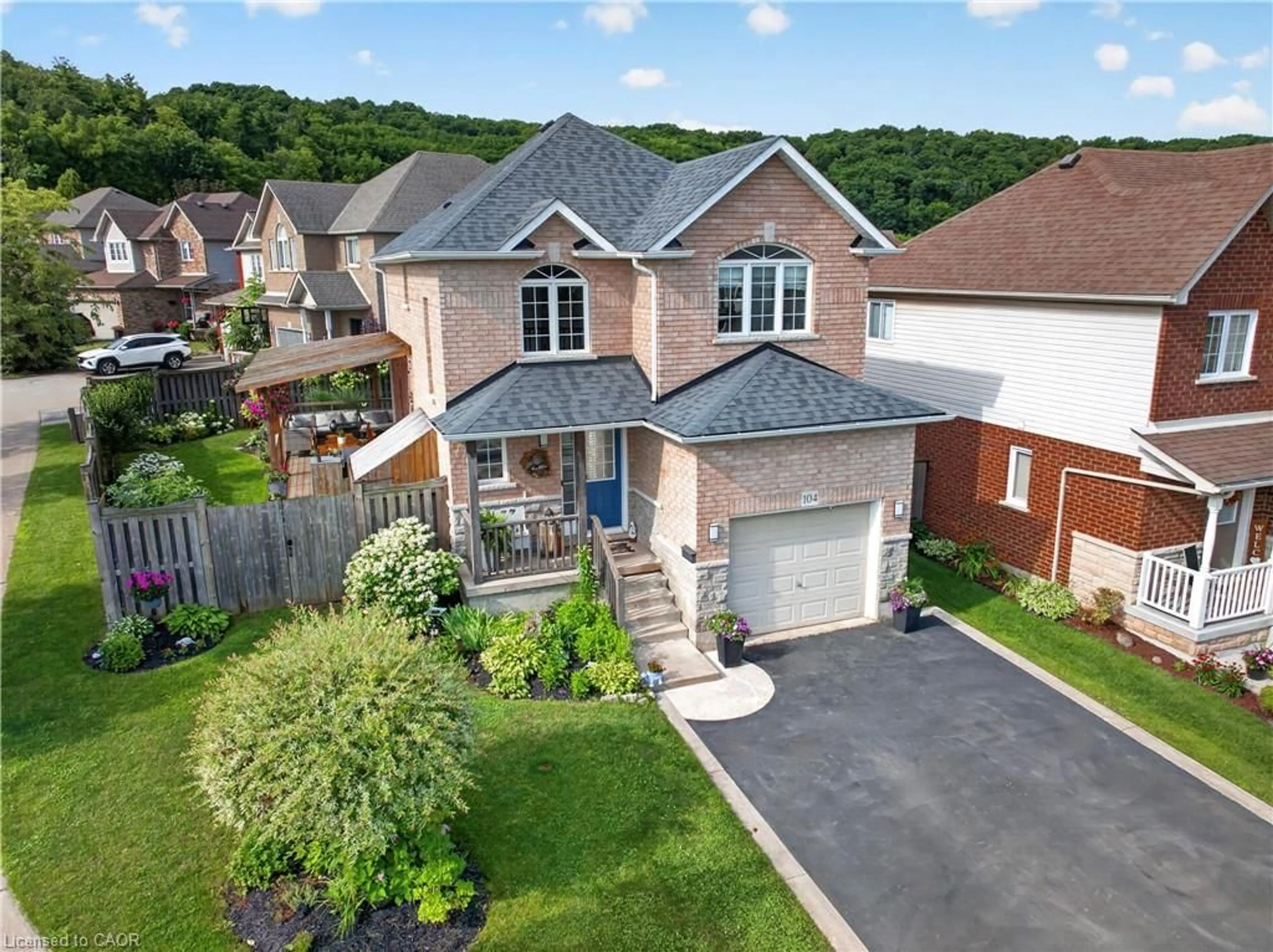 A pic from outside/outdoor area/front of a property/back of a property/a pic from drone, street for 104 Udell Way, Grimsby Ontario L3M 5N4