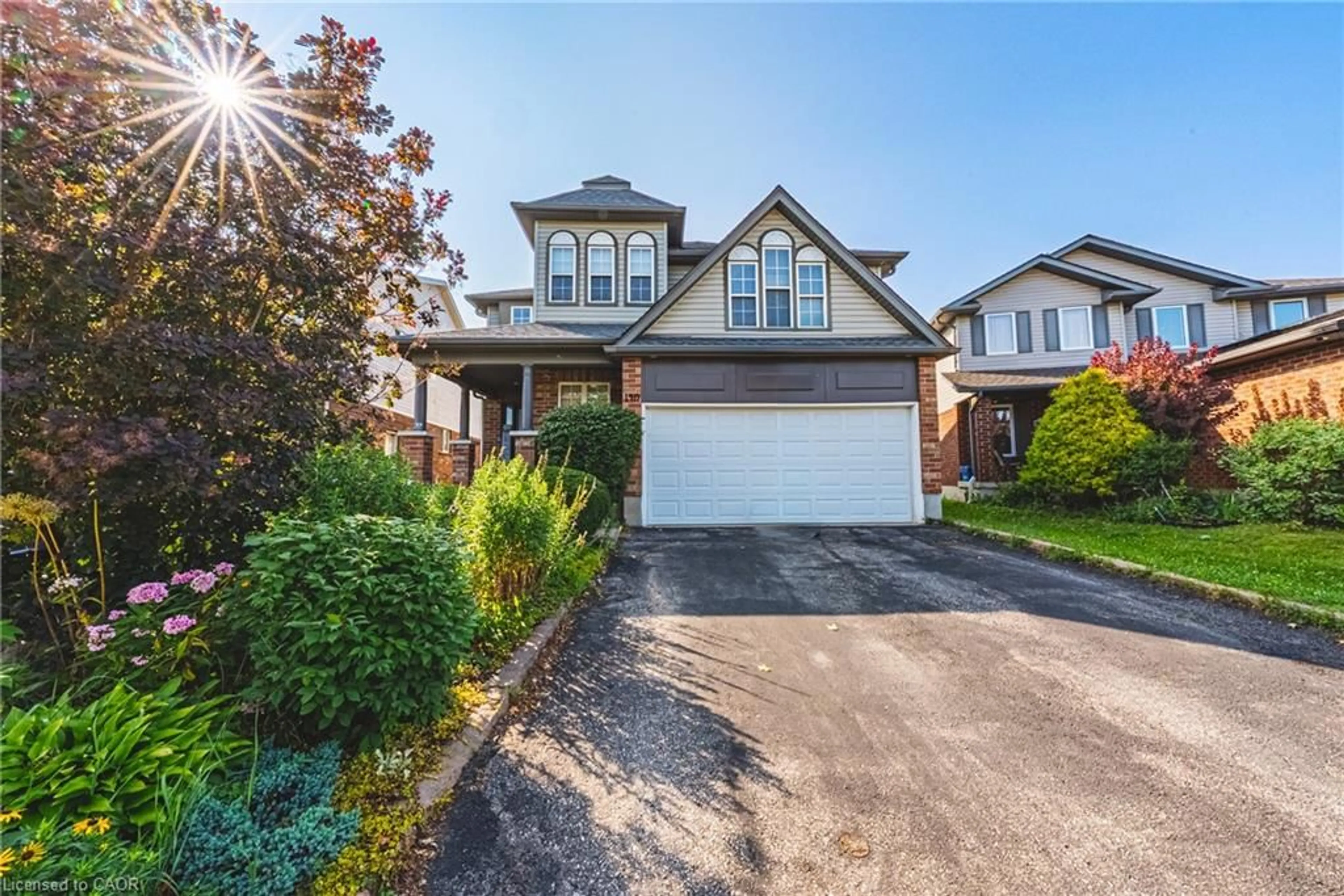 Home with vinyl exterior material, street for 140 Country Club Dr, Cambridge Ontario N1T 2B6