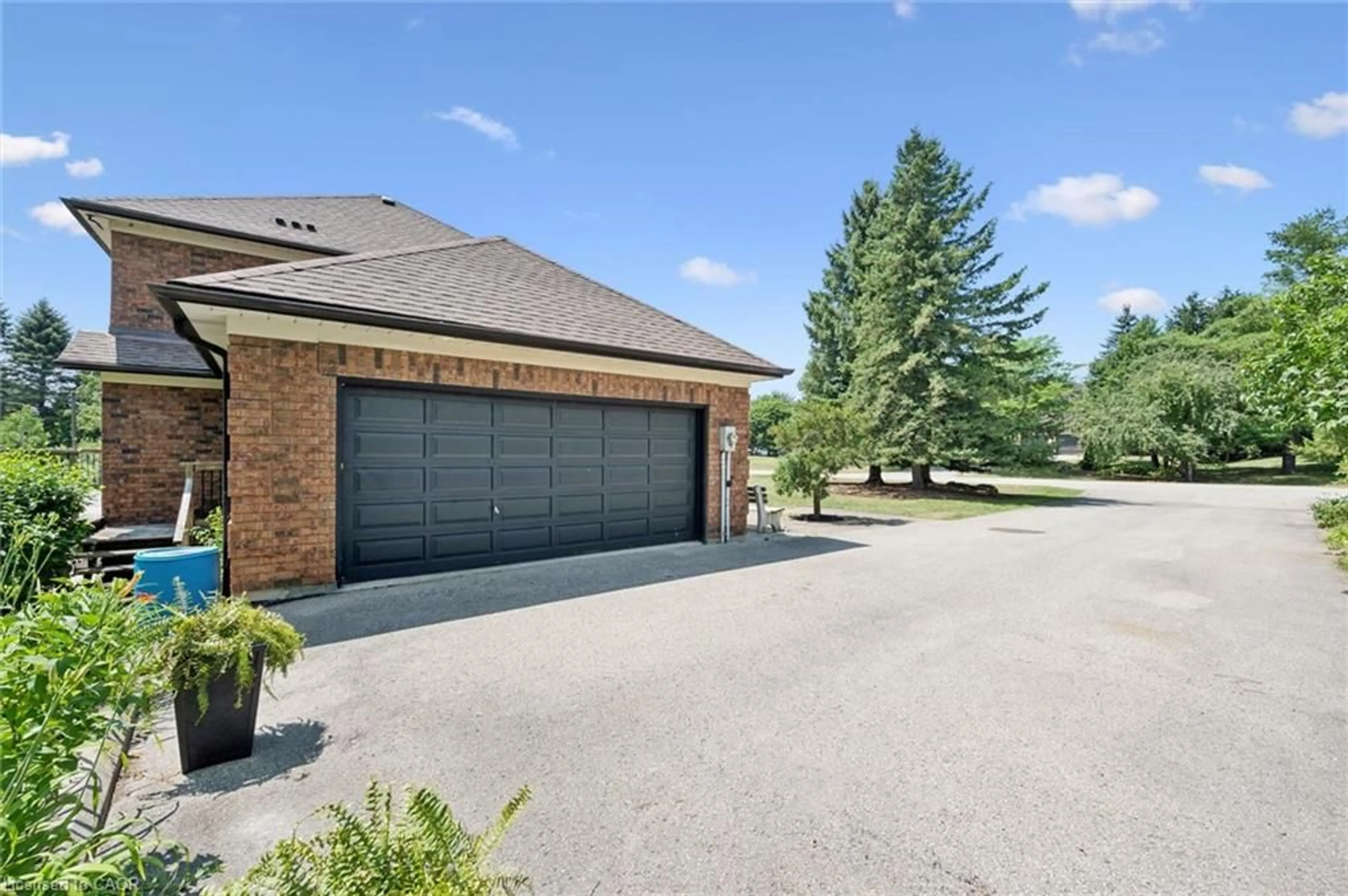 Indoor garage for 105 Cobblestone Pl, Rockwood Ontario N0B 2K0